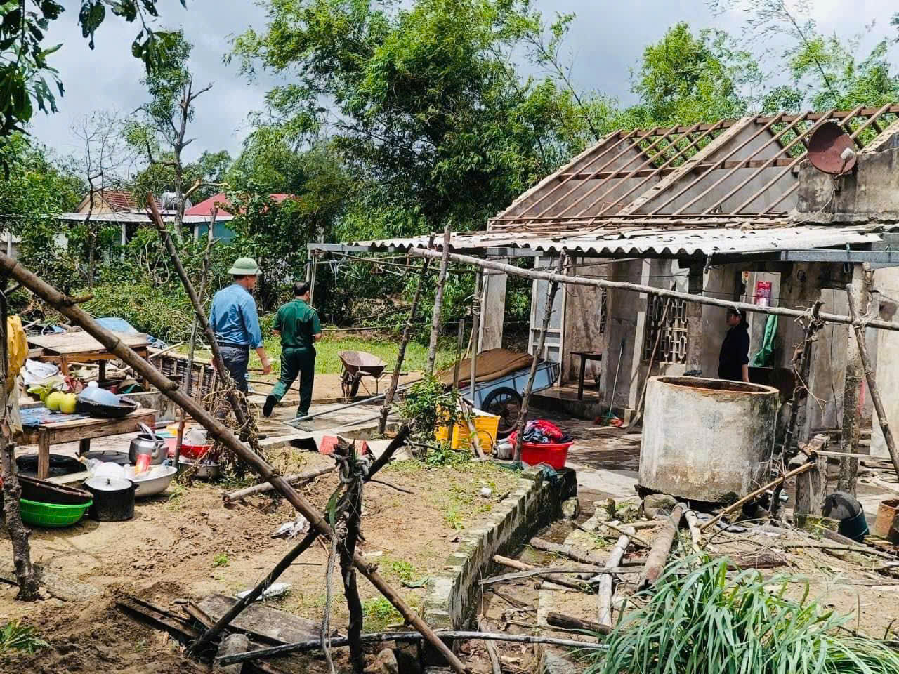 Hà Tĩnh: Giông lốc trong mưa thổi bay nhiều mái nhà- Ảnh 3.