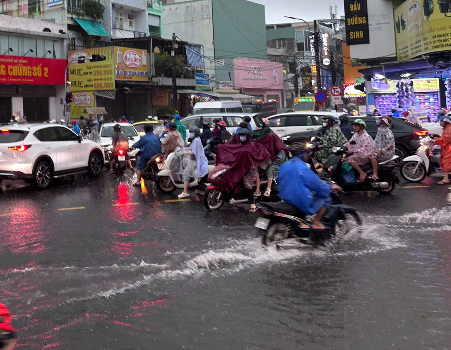 Đến 12h30 ngày 18/9, mưa lớn vẫn diễn ra tại Đà Nẵng.