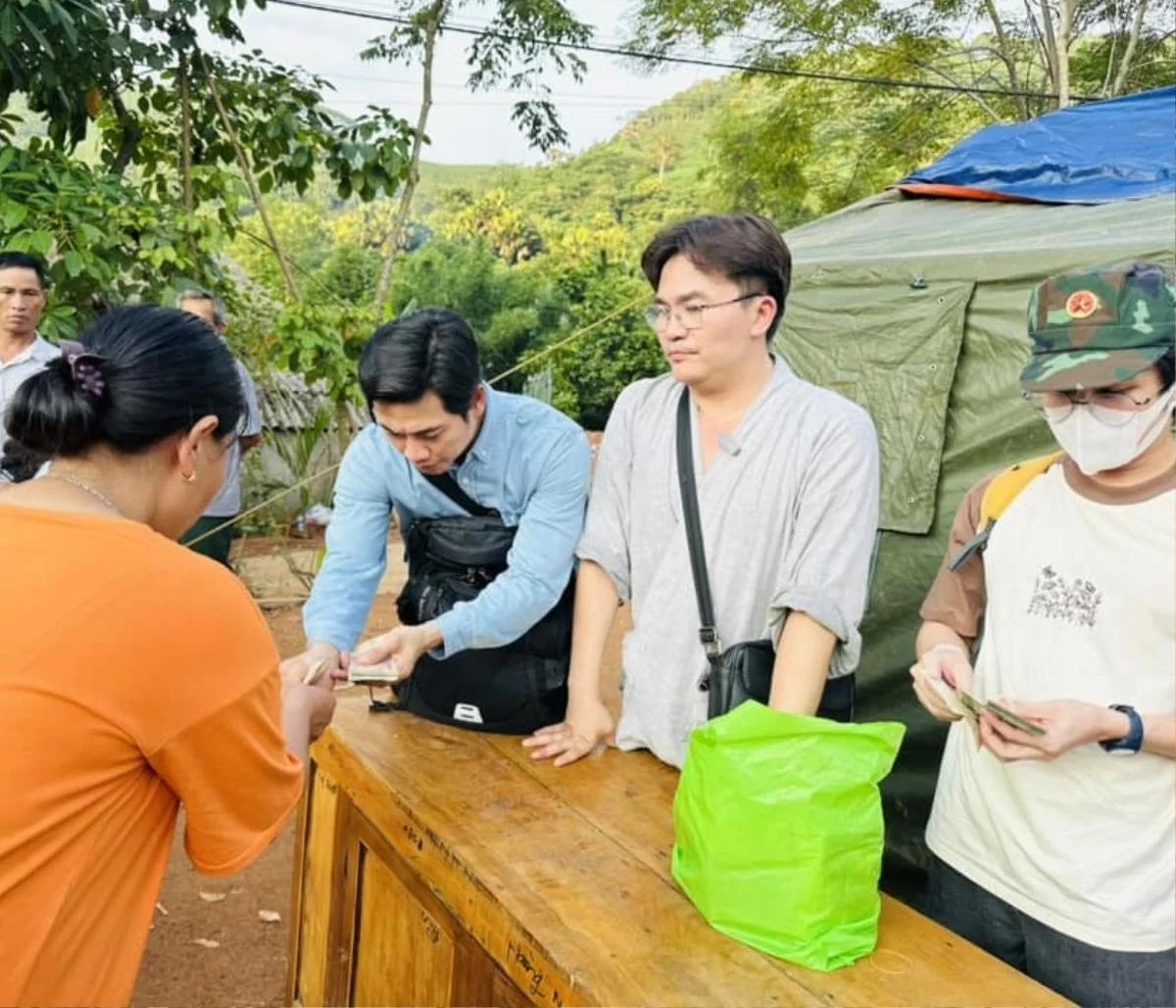 MC Đại Nghĩa đã có mặt tại Làng Nủ để chia sẻ khó khăn với người dân sau bão lũ- Ảnh 2.