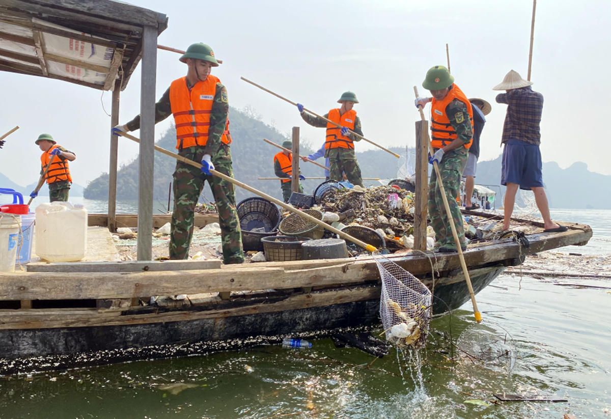 Thu gom gần 300m3 rác trên vịnh Hạ Long- Ảnh 1.