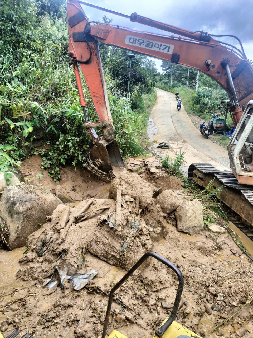 Ngoài ra, mưa lớn còn gây sạt lở taluy âm tại các tuyến đường ĐH3, Trà Cang và ĐH1 Trà Dơn - Trà Leng. Tình trạng này đã ảnh hưởng đến một số điểm trường, với hiện tượng đất đá sạt phía sau trường Tong Pua và điểm trường Lâng Loan.