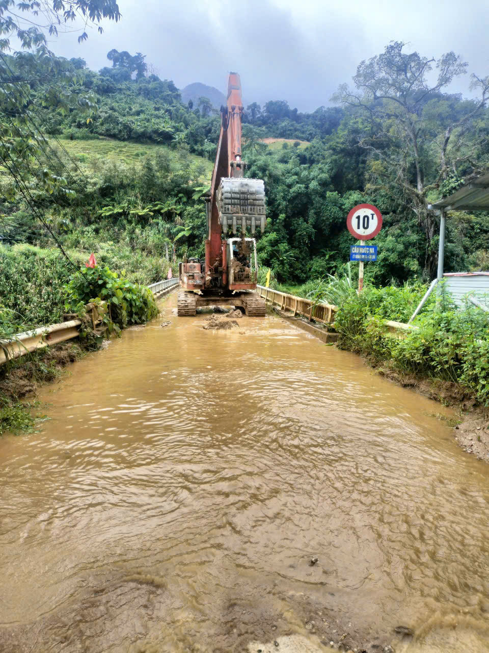 Tuyến đường ĐH5 đi Trà Vân cũng ghi nhận hai điểm sạt lở, chỉ cho phép lưu thông bằng xe máy. Tại xã Trà Don, có năm điểm sạt lở, trong đó hai điểm lớn đã khiến giao thông ngừng hoạt động.