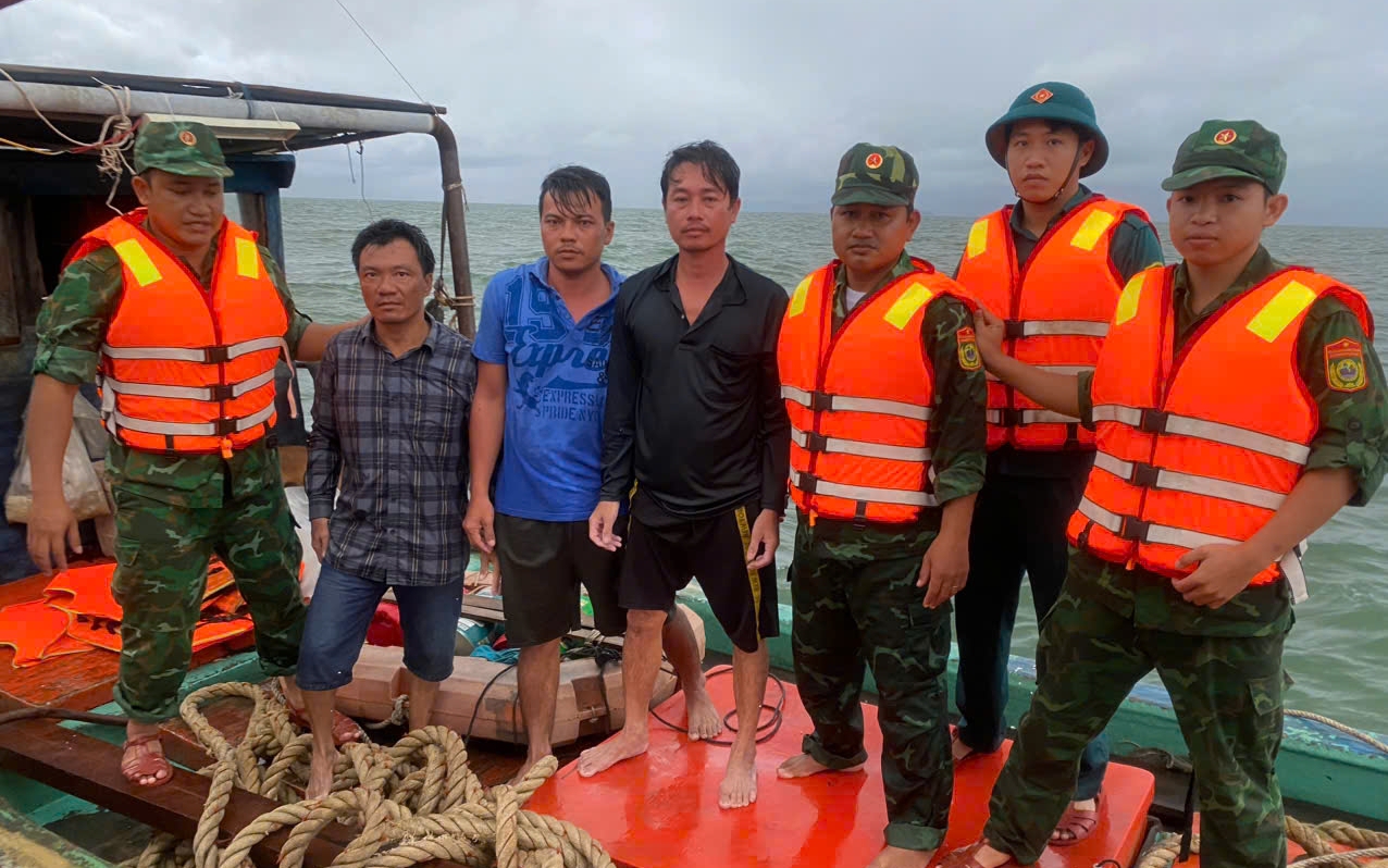 Kiên Giang: Chìm sà lan, 3 thuyền viên được cứu sau nhiều giờ trôi dạt trên biển