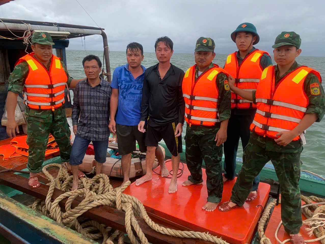 Kiên Giang: Chìm sà lan, 3 thuyền viên được cứu sau nhiều giờ trôi dạt trên biển- Ảnh 1.