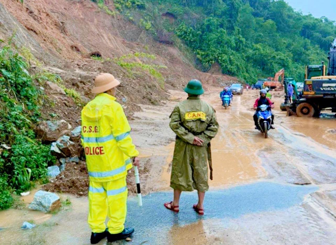 Nghệ An: Mưa lớn gây sạt lở nghiêm trọng, nhiều hộ dân phải di dời- Ảnh 2.