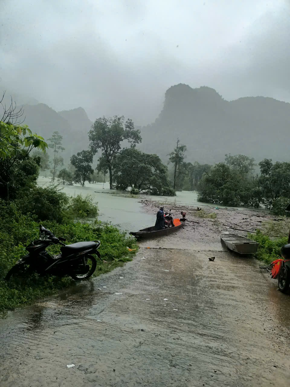 Quảng Bình: Mưa lớn khiến hơn 200 hộ dân tại một xã miền núi bị cô lập- Ảnh 1.