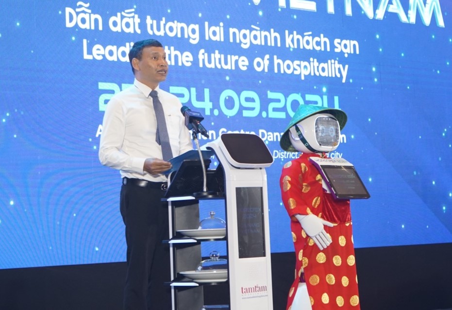 Ông Hồ Kỳ Minh phát biểu tại sự kiện bên cạnh là robot phục vụ du khách trị giá 15.000 USD.