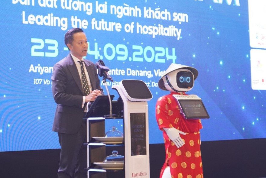 Robot du lịch có khả năng phục vụ, giao tiếp và hướng dẫn khách du lịch tại các khách sạn ở Đà Nẵng chính thức ra mắt.