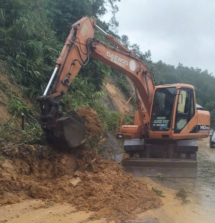 Video sạt lở nghiêm trọng đường lên Cửa khẩu quốc tế Cầu Treo- Ảnh 4.