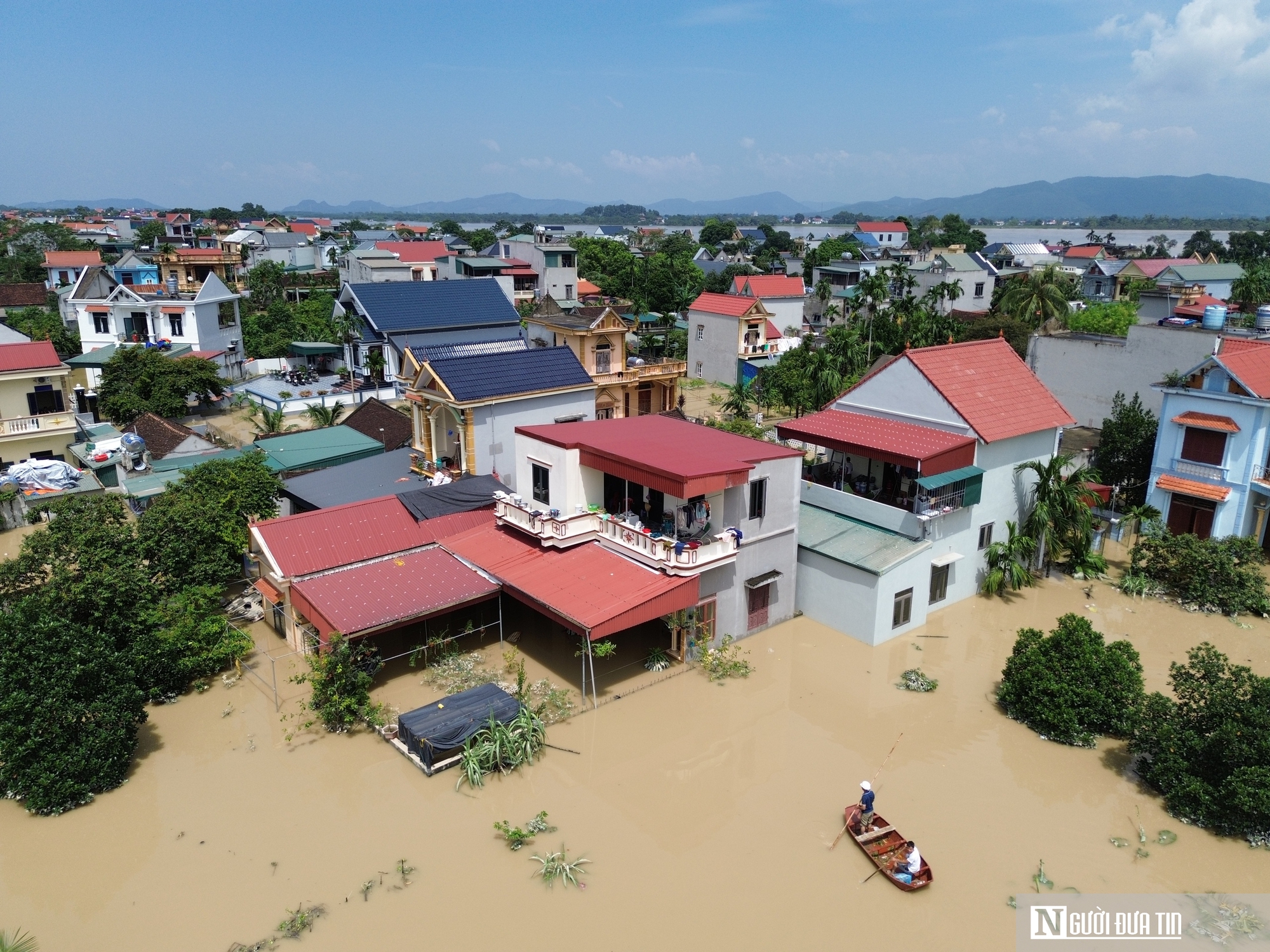 Toàn cảnh: Lũ lụt dâng cao, hàng nghìn hộ dân ở Thanh Hóa chìm trong "biển" nước- Ảnh 4.