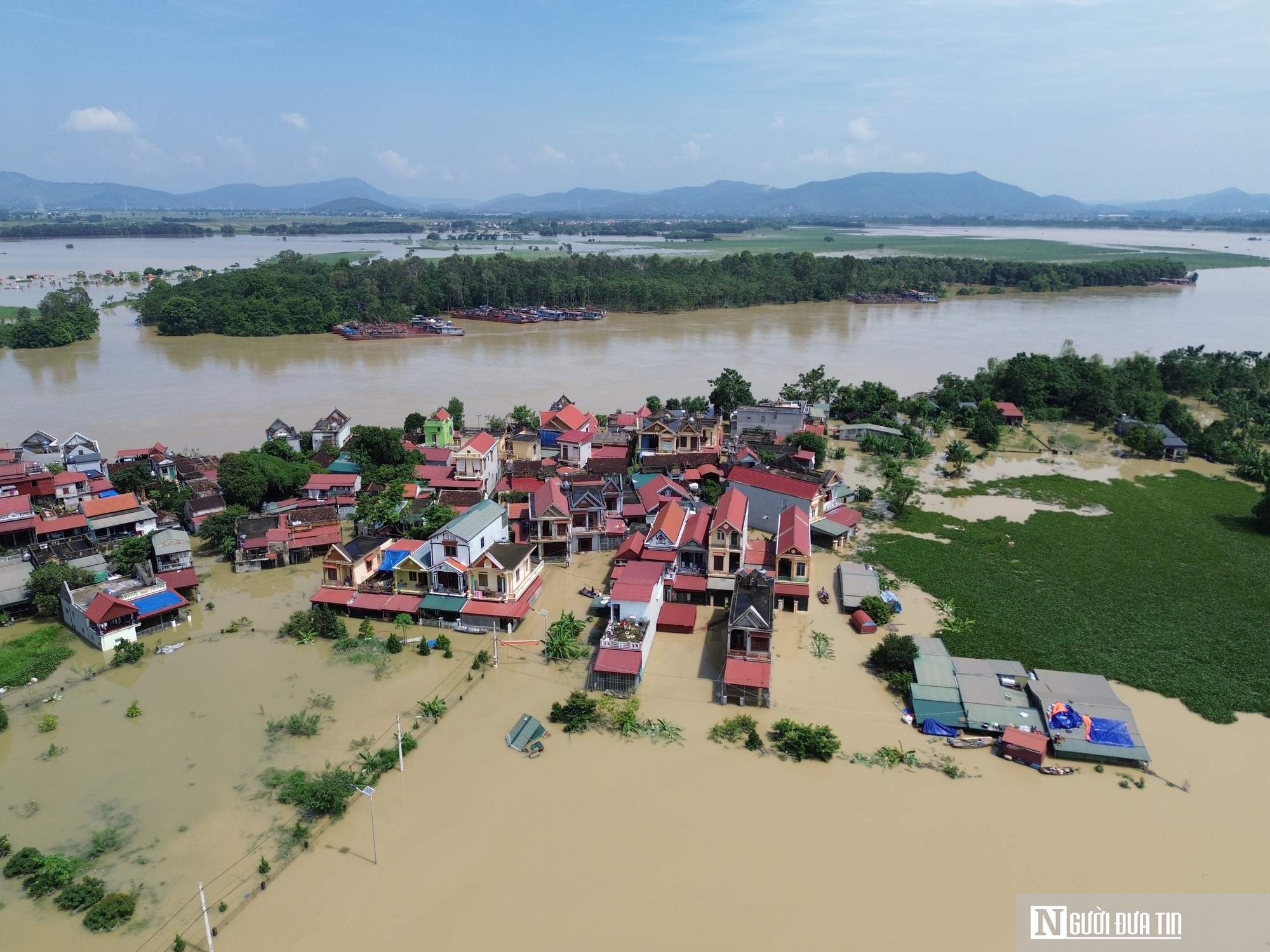 Toàn cảnh: Lũ lụt dâng cao, hàng nghìn hộ dân ở Thanh Hóa chìm trong "biển" nước- Ảnh 8.