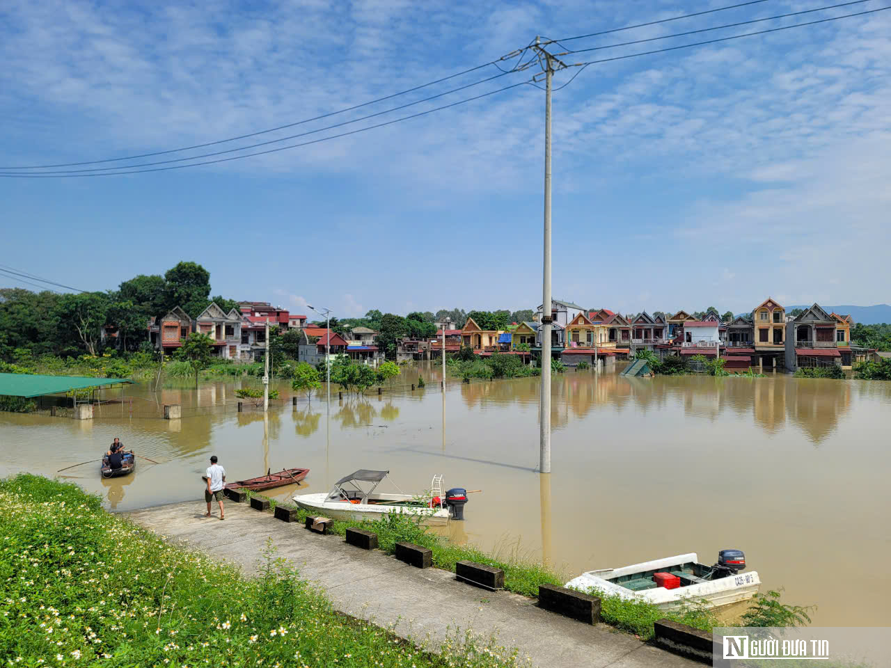 Toàn cảnh: Lũ lụt dâng cao, hàng nghìn hộ dân ở Thanh Hóa chìm trong "biển" nước- Ảnh 9.