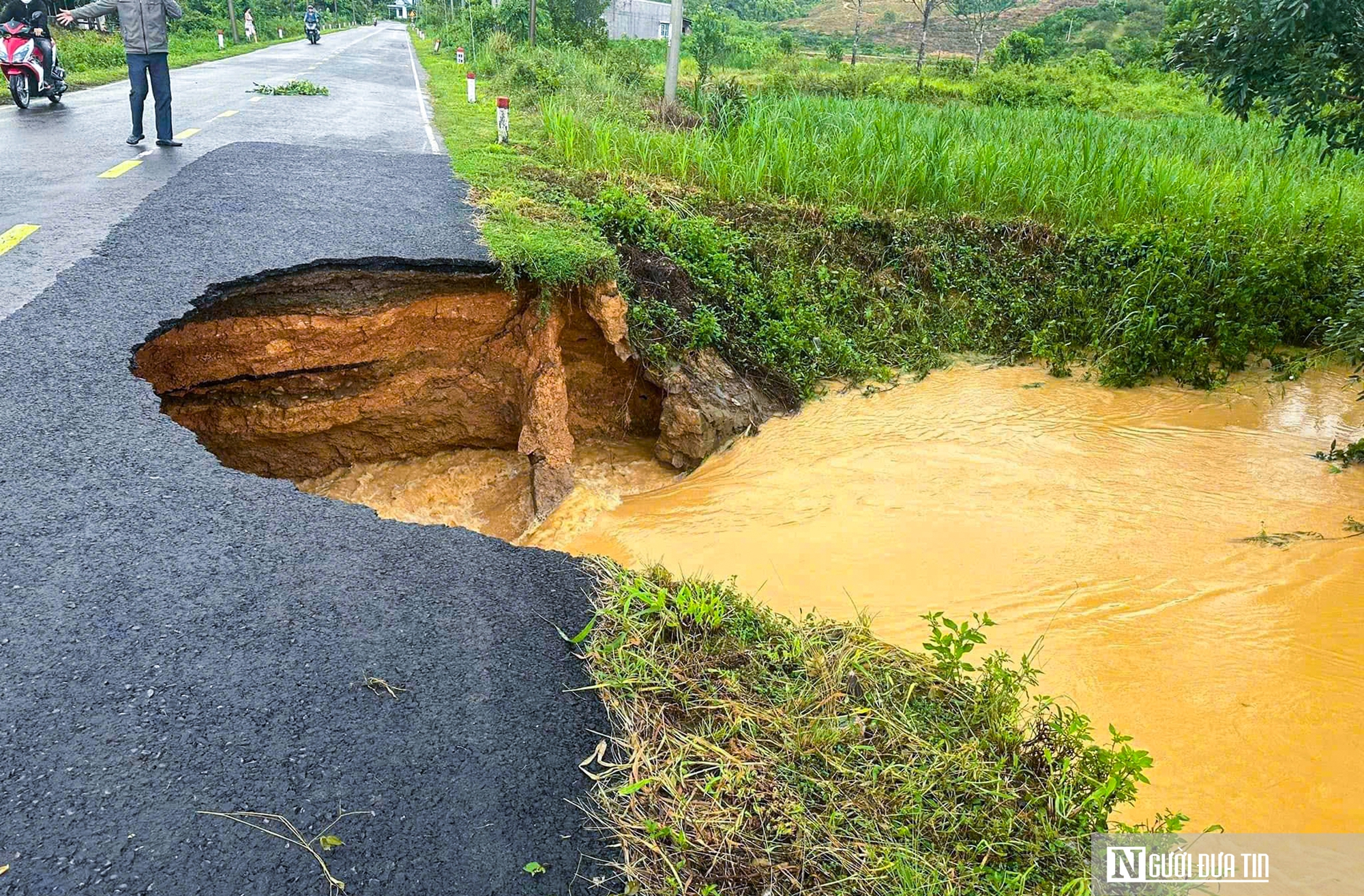 Sạt lở nghiêm trọng, nguy cơ đứt gãy tuyến đường ĐT27- Ảnh 1.