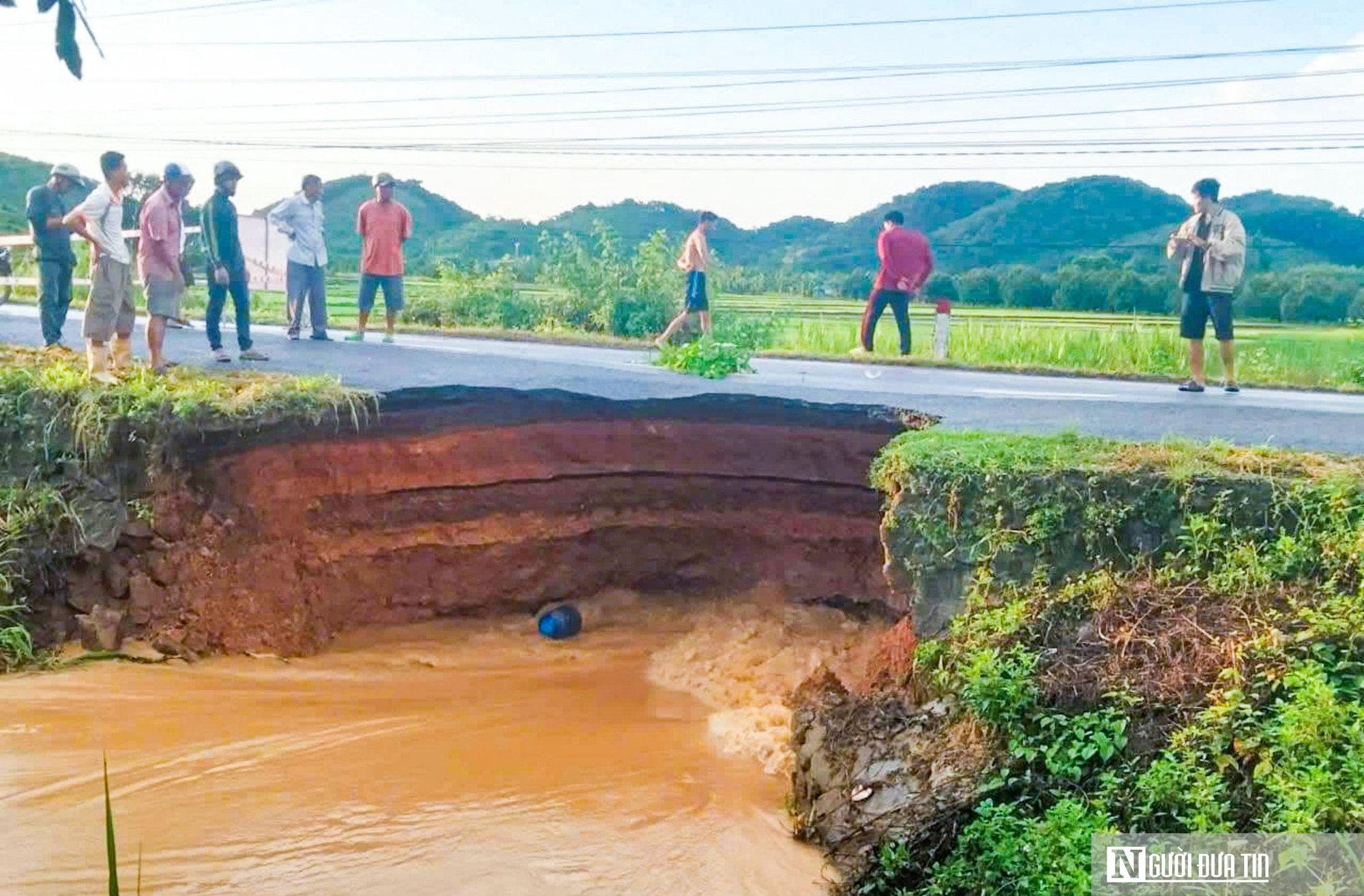 Sạt lở nghiêm trọng, nguy cơ đứt gãy tuyến đường ĐT27- Ảnh 2.