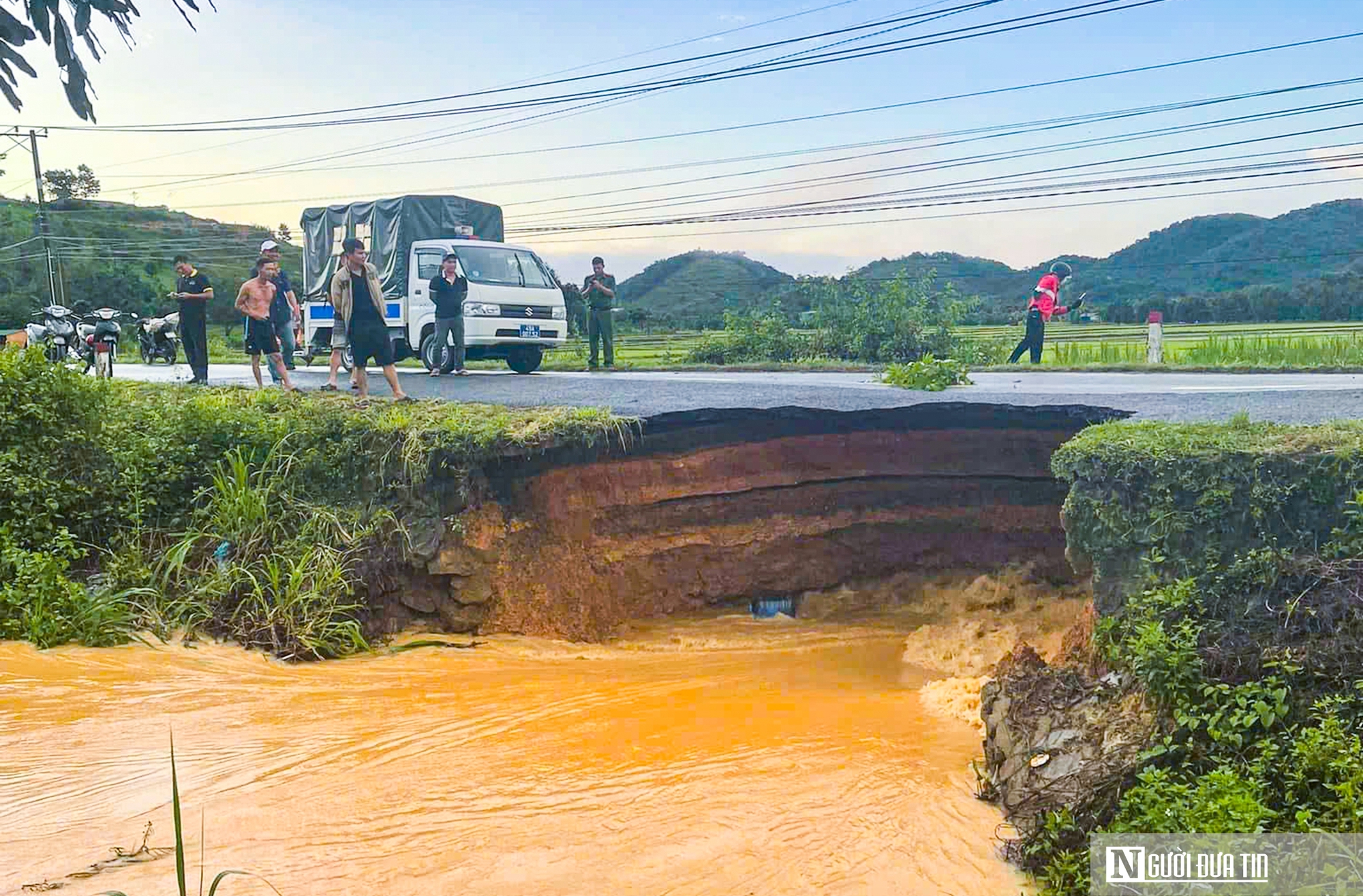 Sạt lở nghiêm trọng, nguy cơ đứt gãy tuyến đường ĐT27- Ảnh 3.