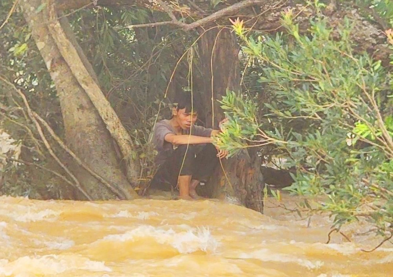 Nam thanh niên sống sót thần kì sau 9 ngày mắc kẹt giữa sông: "Đói lắm, tôi chỉ biết uống nước sông"- Ảnh 2.