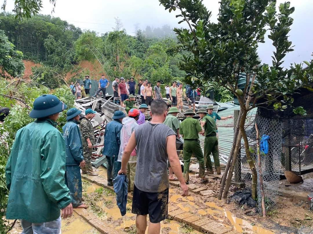 Hà Giang: Mưa lớn gây sạt lở đồi vùi lấp 4 ngôi nhà, 5 ô tô, nhiều người thương vong- Ảnh 5.