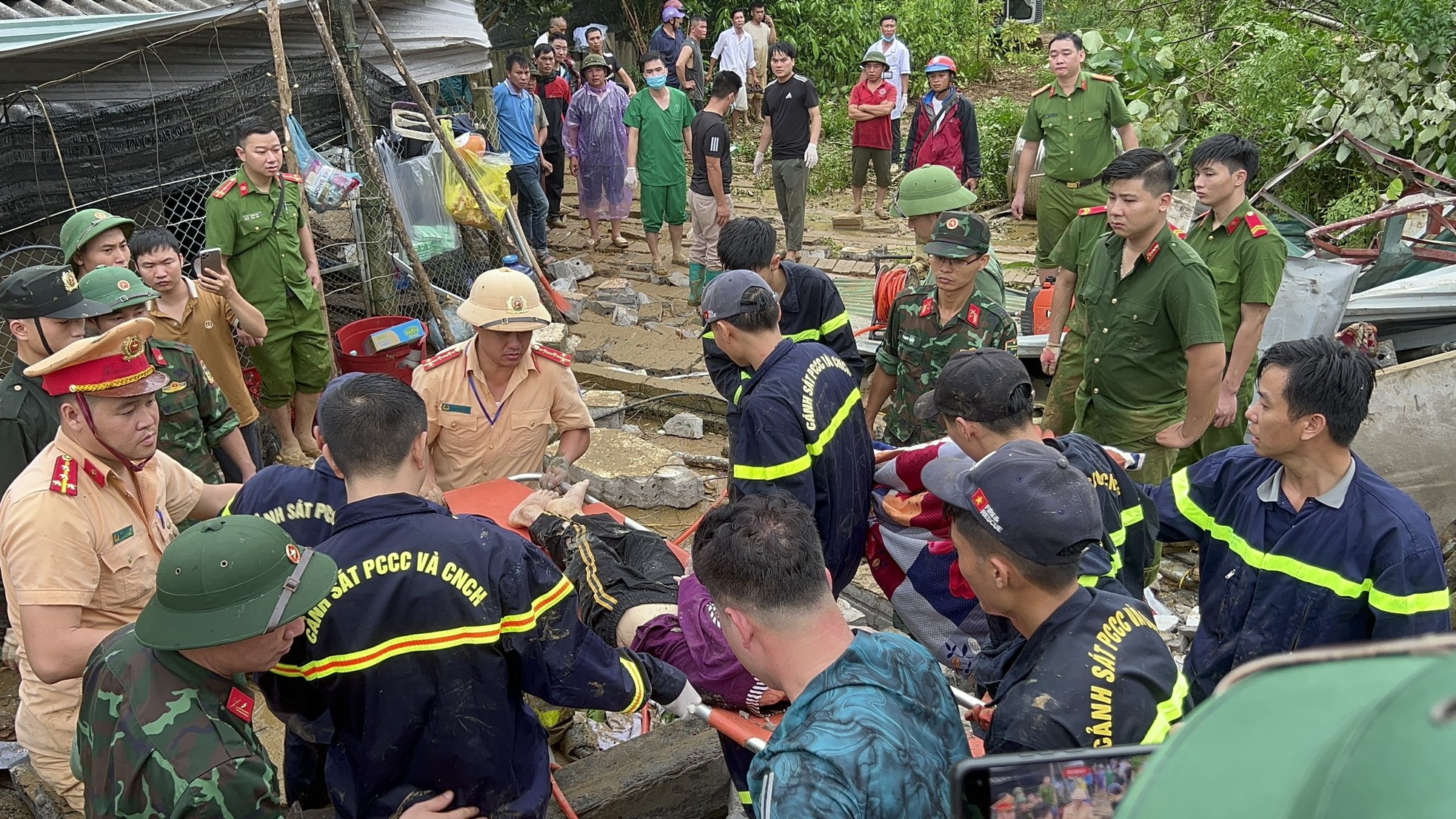 Hà Giang: Mưa lớn gây sạt lở đồi vùi lấp 4 ngôi nhà, 5 ô tô, nhiều người thương vong- Ảnh 8.