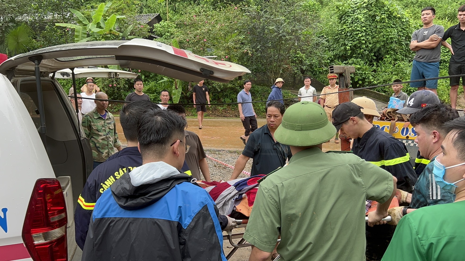 Hà Giang: Mưa lớn gây sạt lở đồi vùi lấp 4 ngôi nhà, 5 ô tô, nhiều người thương vong- Ảnh 11.