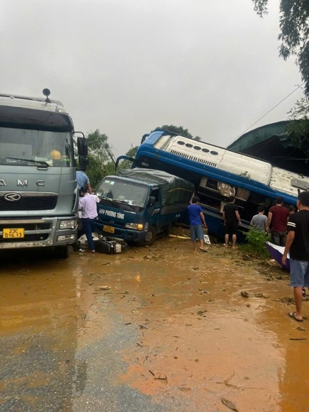 Hà Giang: Mưa lớn gây sạt lở đồi vùi lấp 4 ngôi nhà, 5 ô tô, nhiều người thương vong- Ảnh 1.