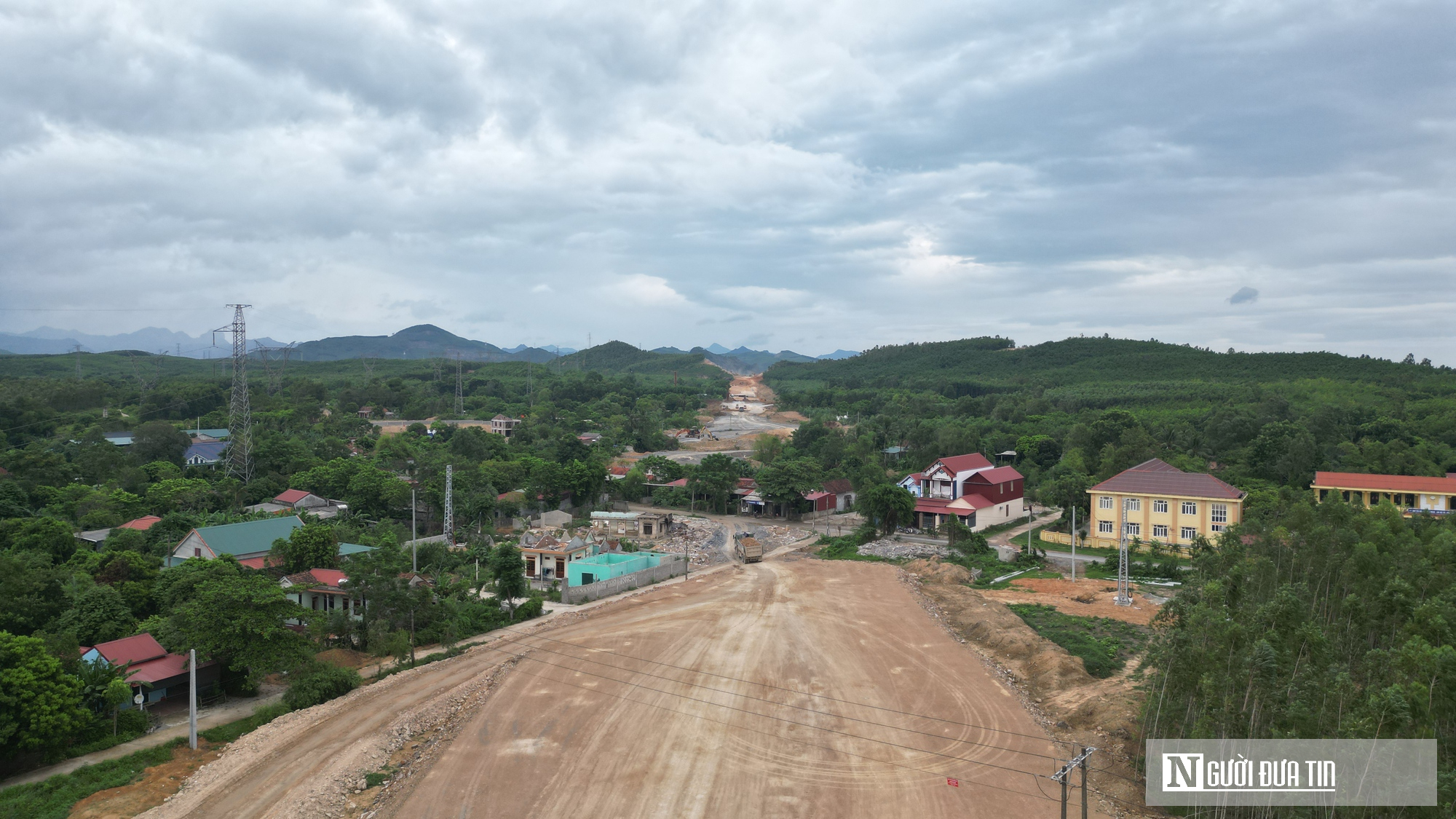 Cao tốc Bắc - Nam: Quảng Bình tháo gỡ điểm nghẽn cuối cùng, nhà thầu tốc lực thi công- Ảnh 1.