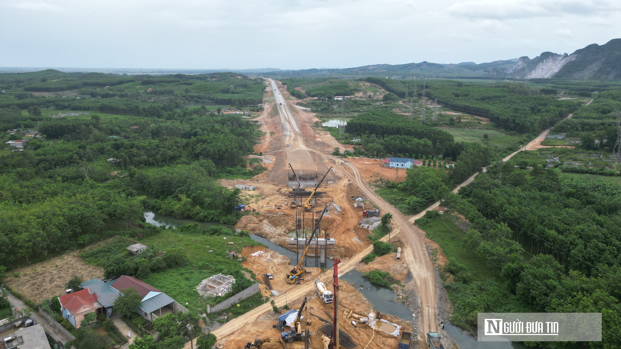 Cao tốc Bắc - Nam: Quảng Bình tháo gỡ điểm nghẽn cuối cùng, nhà thầu tốc lực thi công- Ảnh 3.