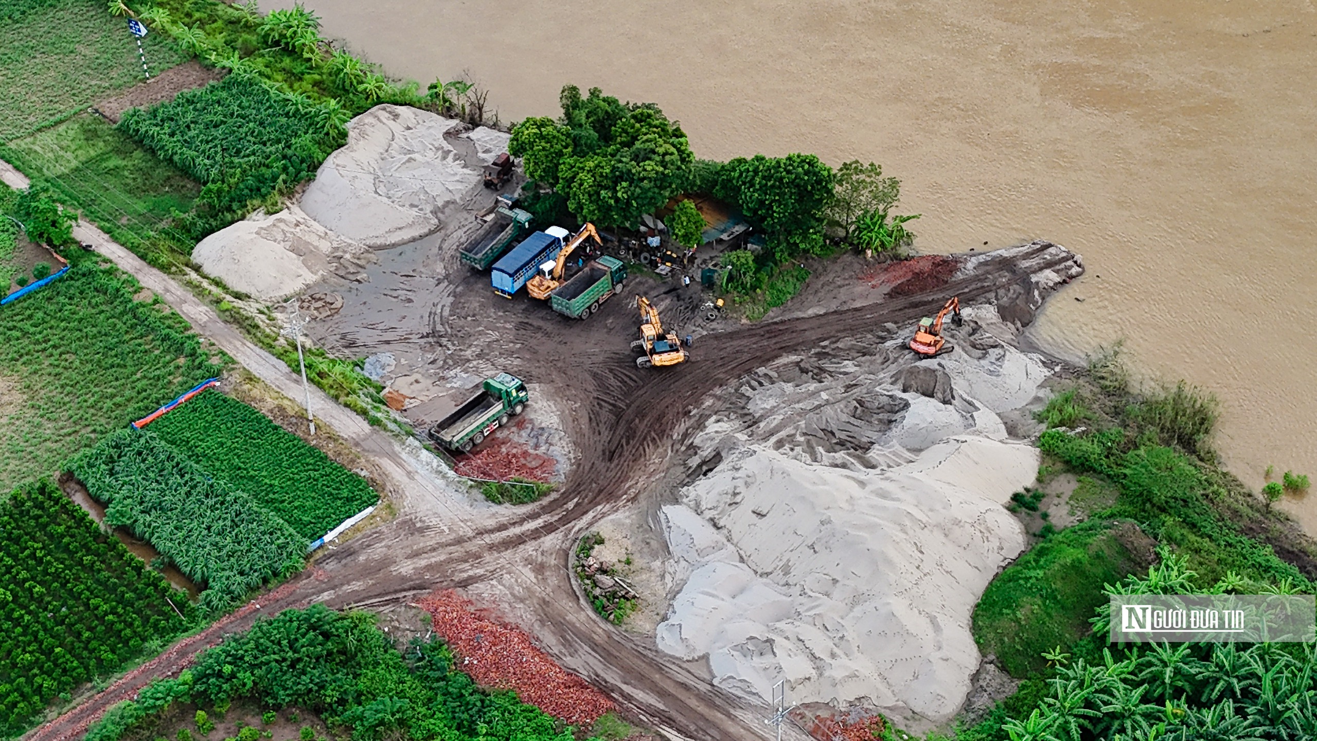 Hà Nội: Xe quá tải chở cát từ bến không phép hoạt động xuyên đêm- Ảnh 1.