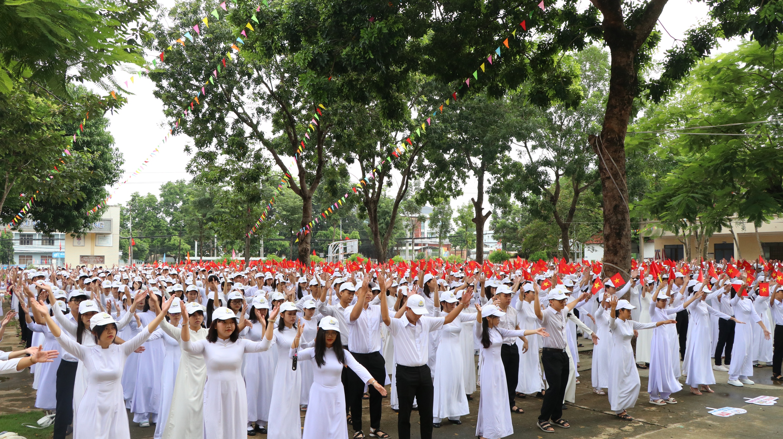 Rộn ràng lễ Khai giảng năm học mới của học sinh các tỉnh phía Nam- Ảnh 8.