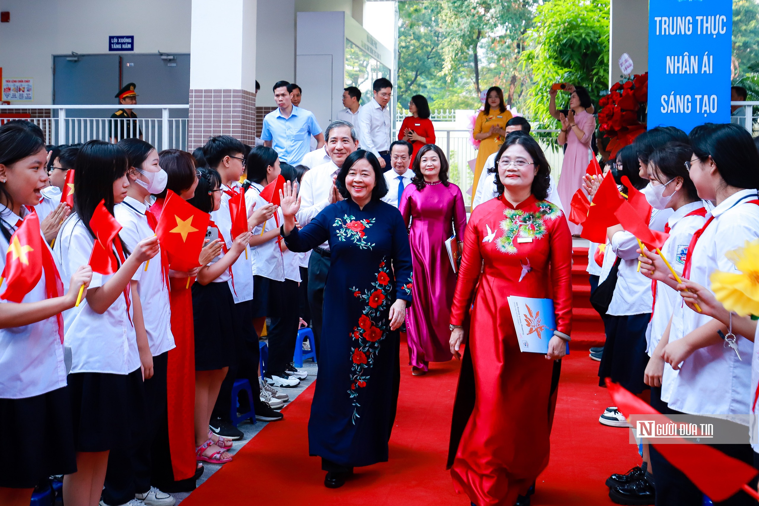 Lãnh đạo Hà Nội dự và đánh trống khai giảng năm học mới- Ảnh 3.