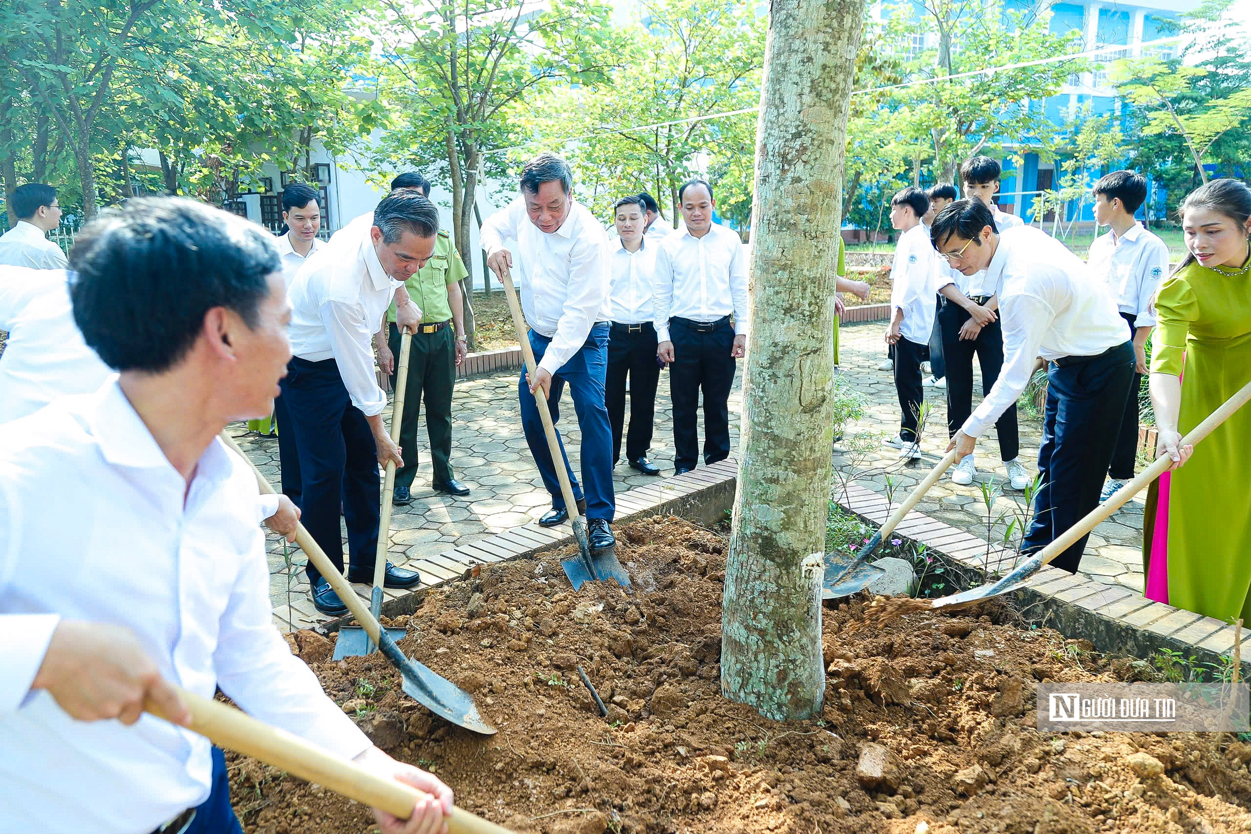 Lãnh đạo Hà Nội dự và đánh trống khai giảng năm học mới- Ảnh 14.