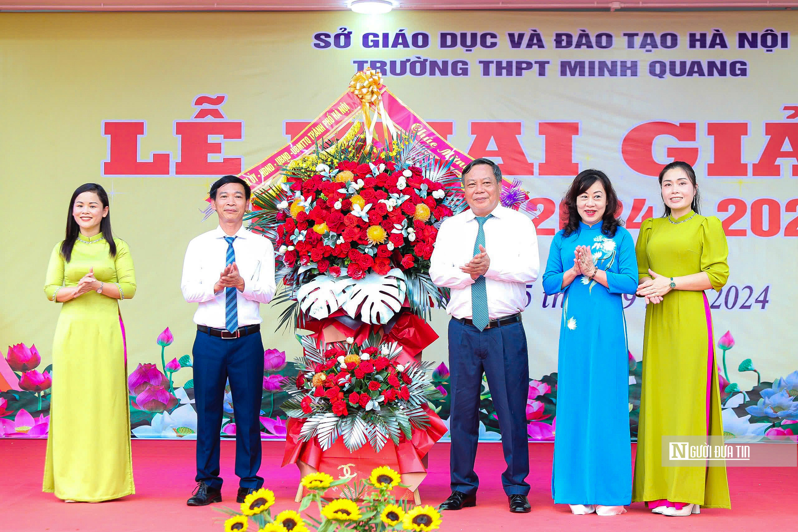 Lãnh đạo Hà Nội dự và đánh trống khai giảng năm học mới- Ảnh 12.