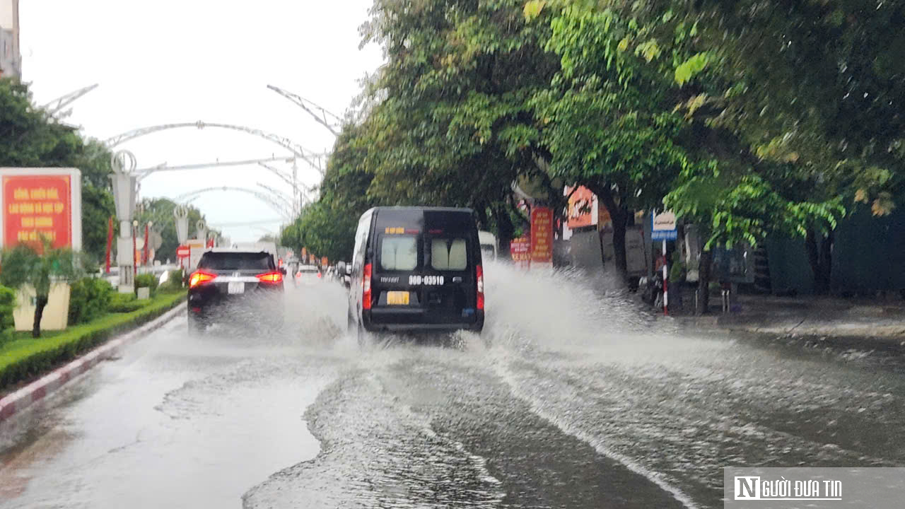 Thanh Hóa: Gió to làm cây gãy đổ, mưa lớn khiến đường ngập cục bộ trước siêu bão Yagi- Ảnh 5.