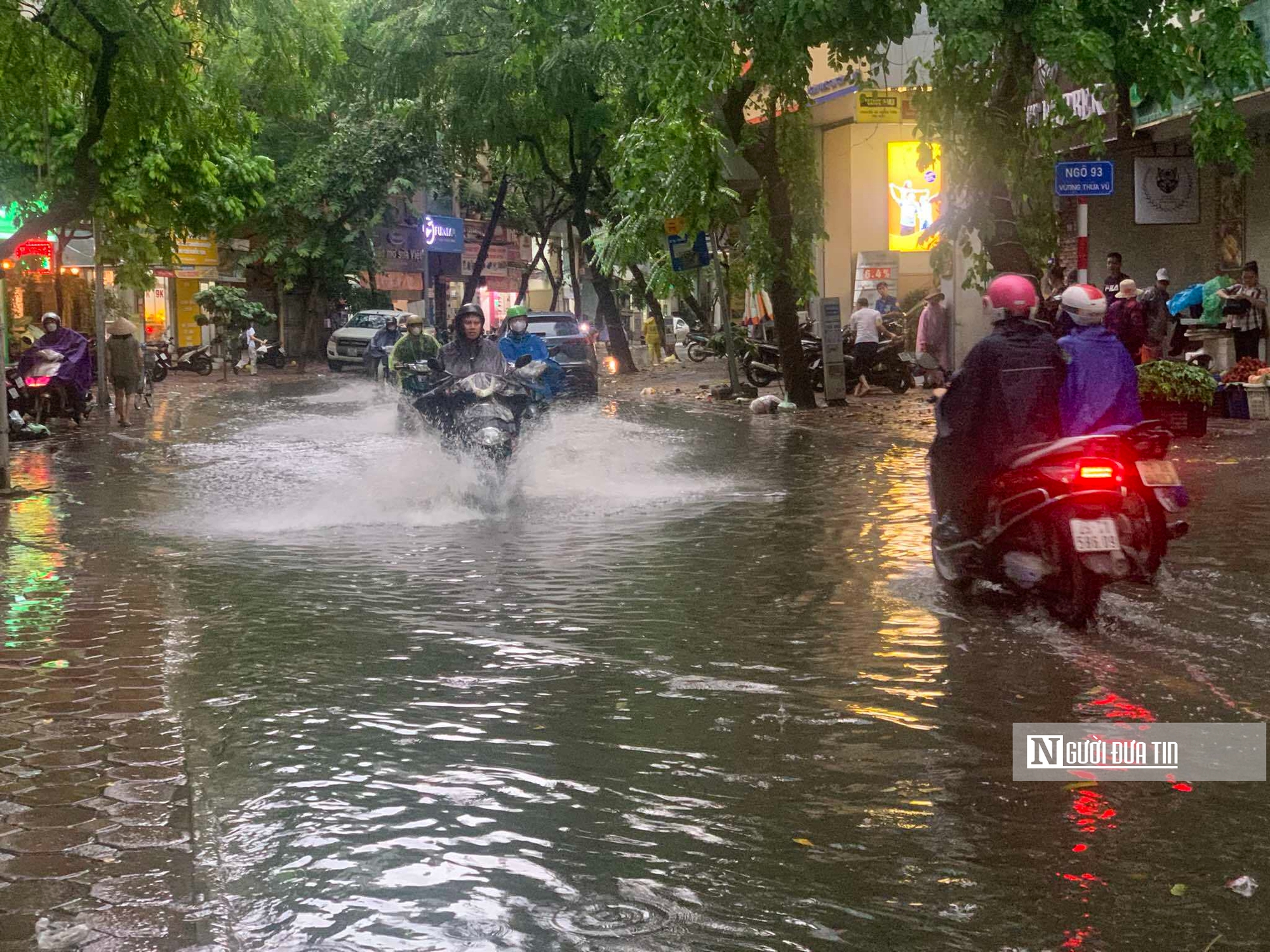 Siêu bão Yagi: Hàng loạt cây ở Hà Nội bật gốc, nhiều tuyến phố ùn tắc kéo dài- Ảnh 2.