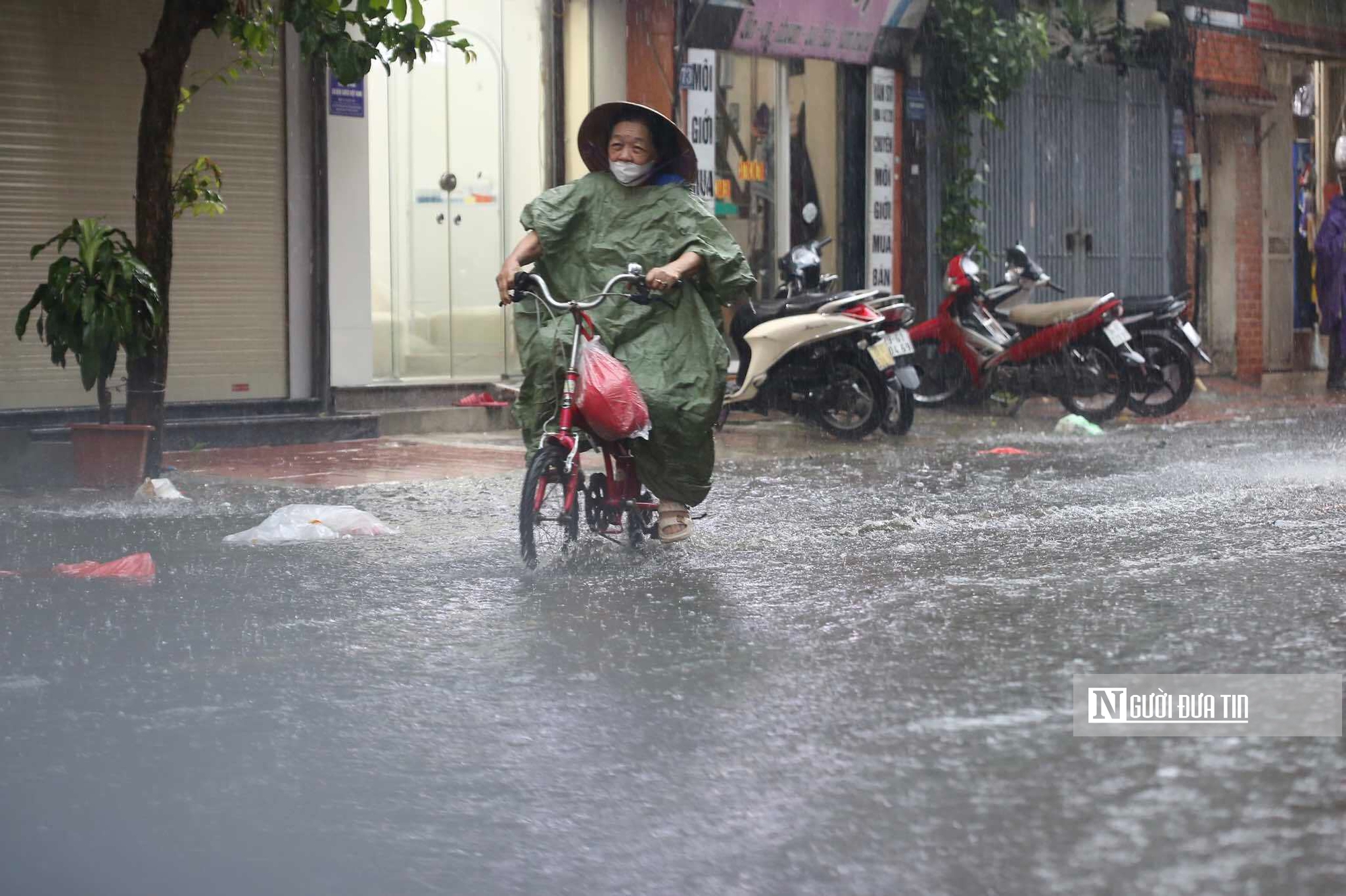 Siêu bão Yagi: Hàng loạt cây ở Hà Nội bật gốc, nhiều tuyến phố ùn tắc kéo dài- Ảnh 5.