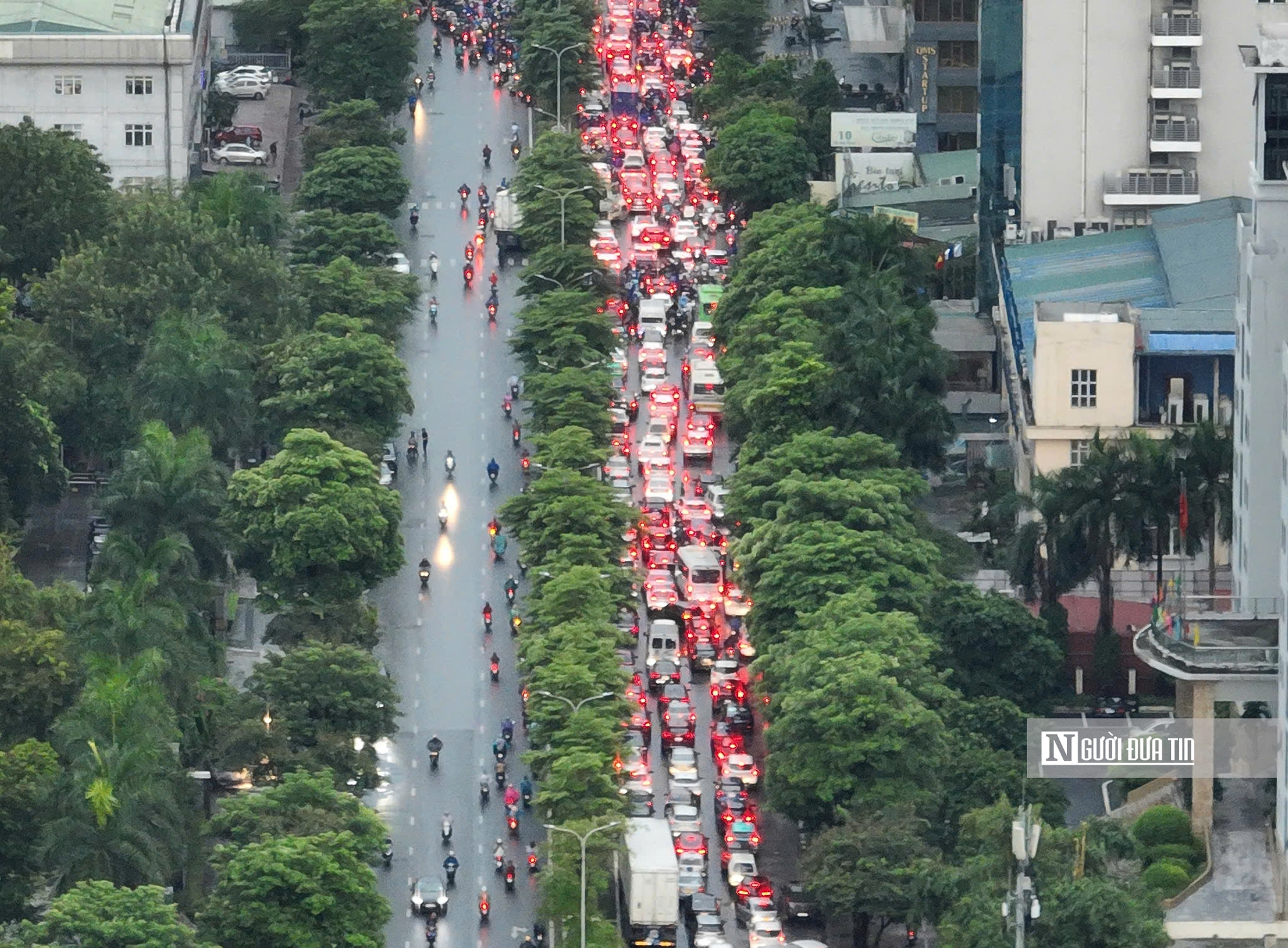 Siêu bão Yagi: Hàng loạt cây ở Hà Nội bật gốc, nhiều tuyến phố ùn tắc kéo dài- Ảnh 13.