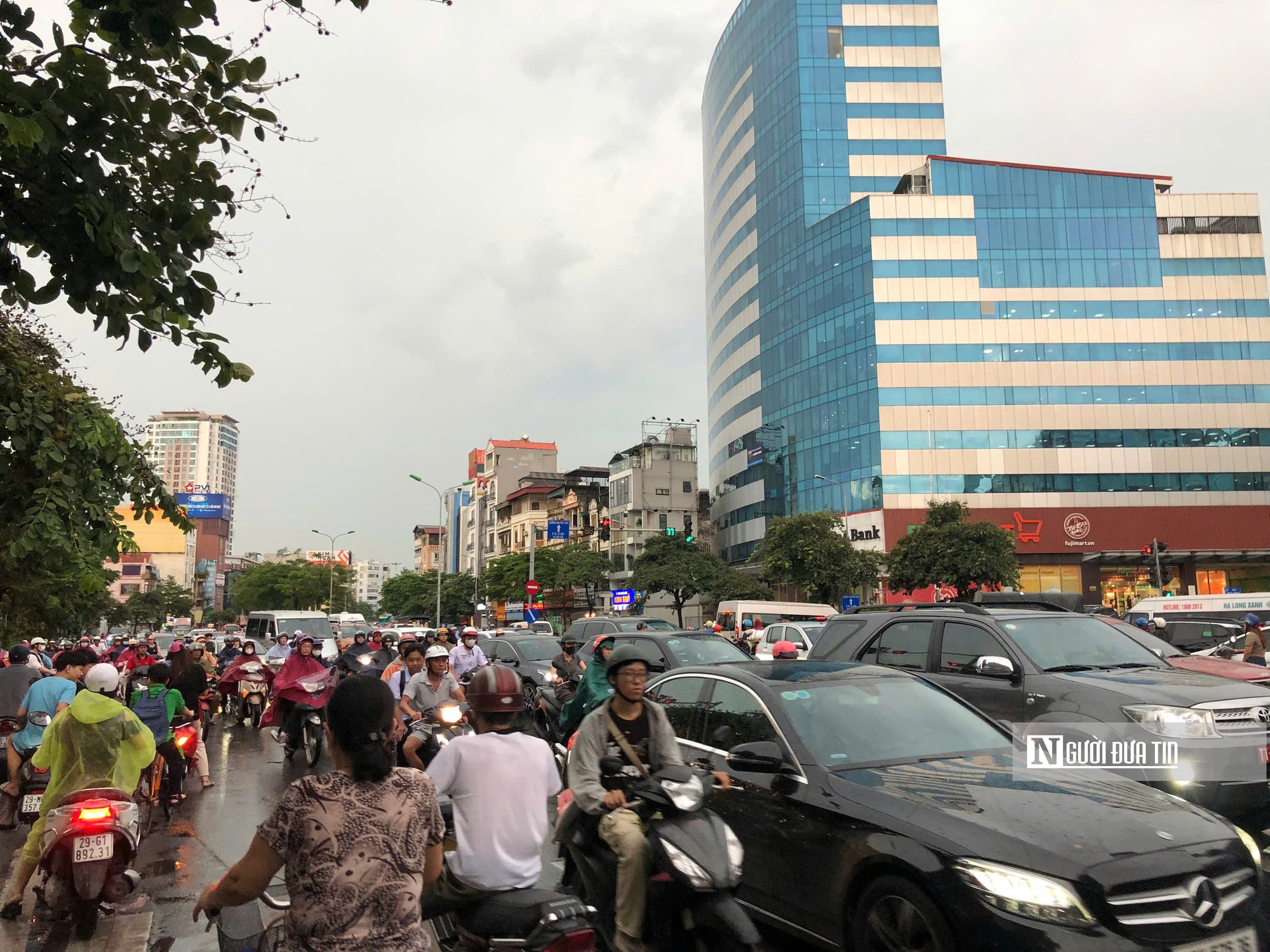 Siêu bão Yagi: Hàng loạt cây ở Hà Nội bật gốc, nhiều tuyến phố ùn tắc kéo dài- Ảnh 15.