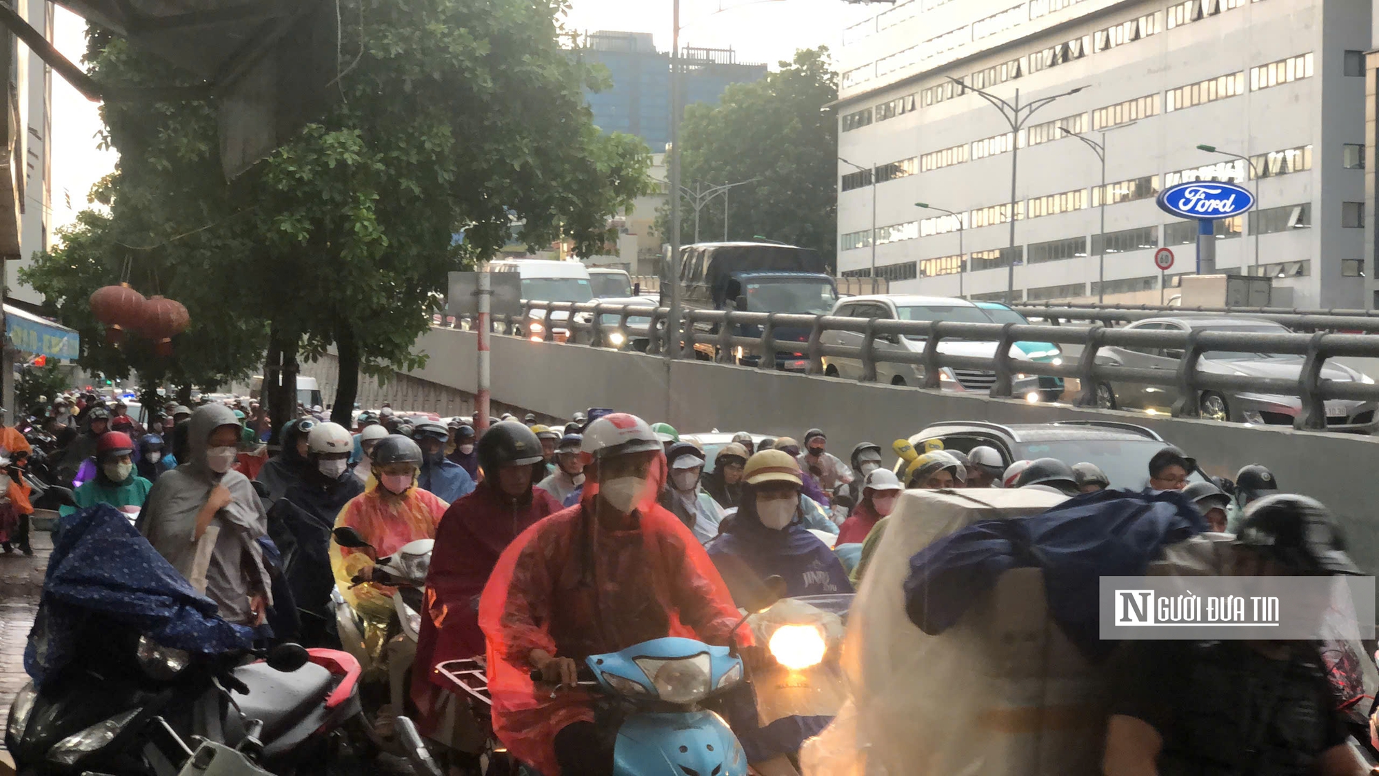 Siêu bão Yagi: Hàng loạt cây ở Hà Nội bật gốc, nhiều tuyến phố ùn tắc kéo dài- Ảnh 18.