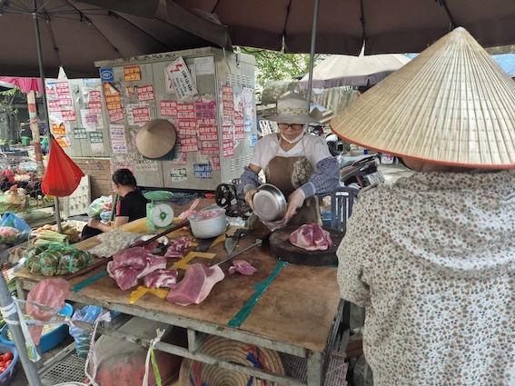 Lo siêu bão Yagi đổ bộ, người dân đổ xô ra chợ, siêu thị mua rau, thịt tích trữ - Ảnh 3.