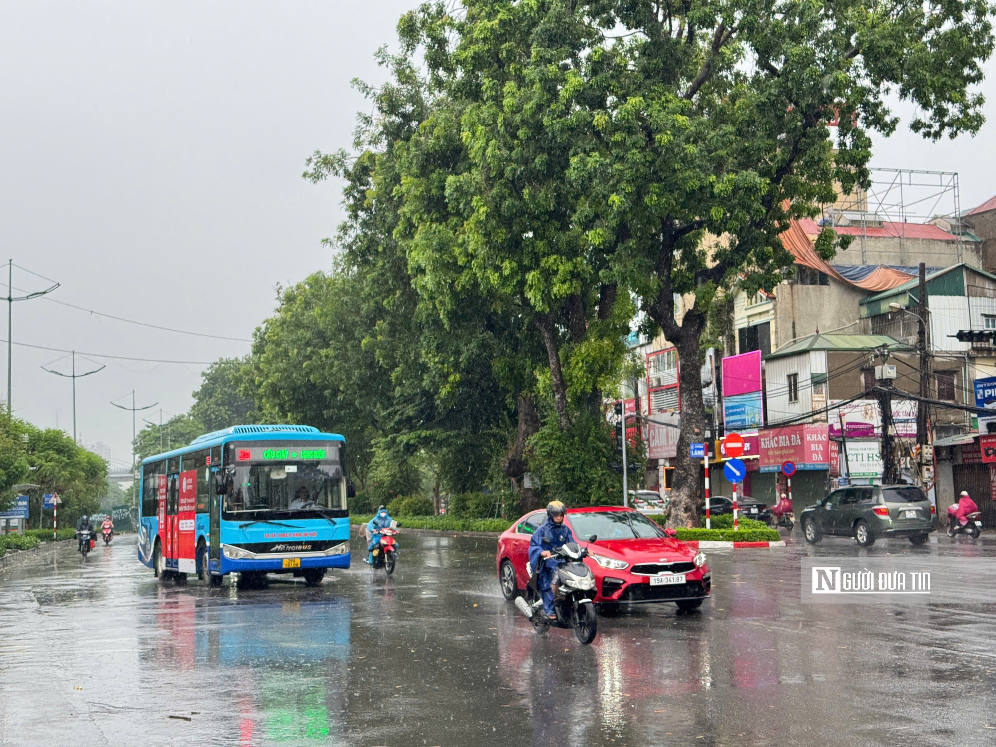 Hà Nội vắng lặng trước giờ bão số 3 đổ bộ- Ảnh 11.