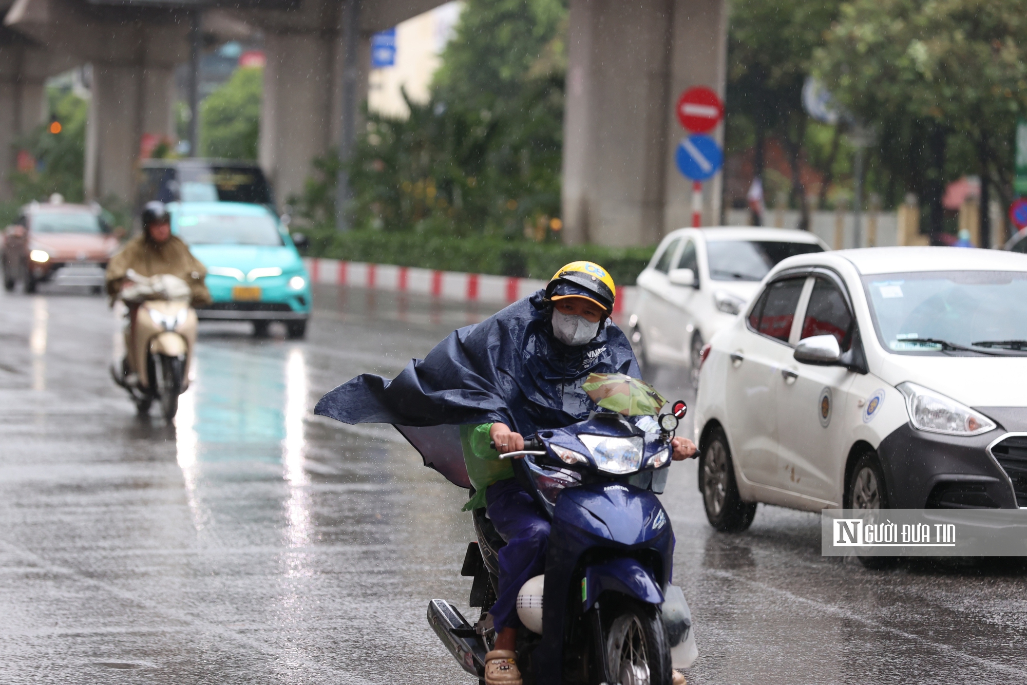 Bão số 3 đang tiến rất gần, Hà Nội mưa bắt đầu nặng hạt, gió rít từng cơn- Ảnh 20.