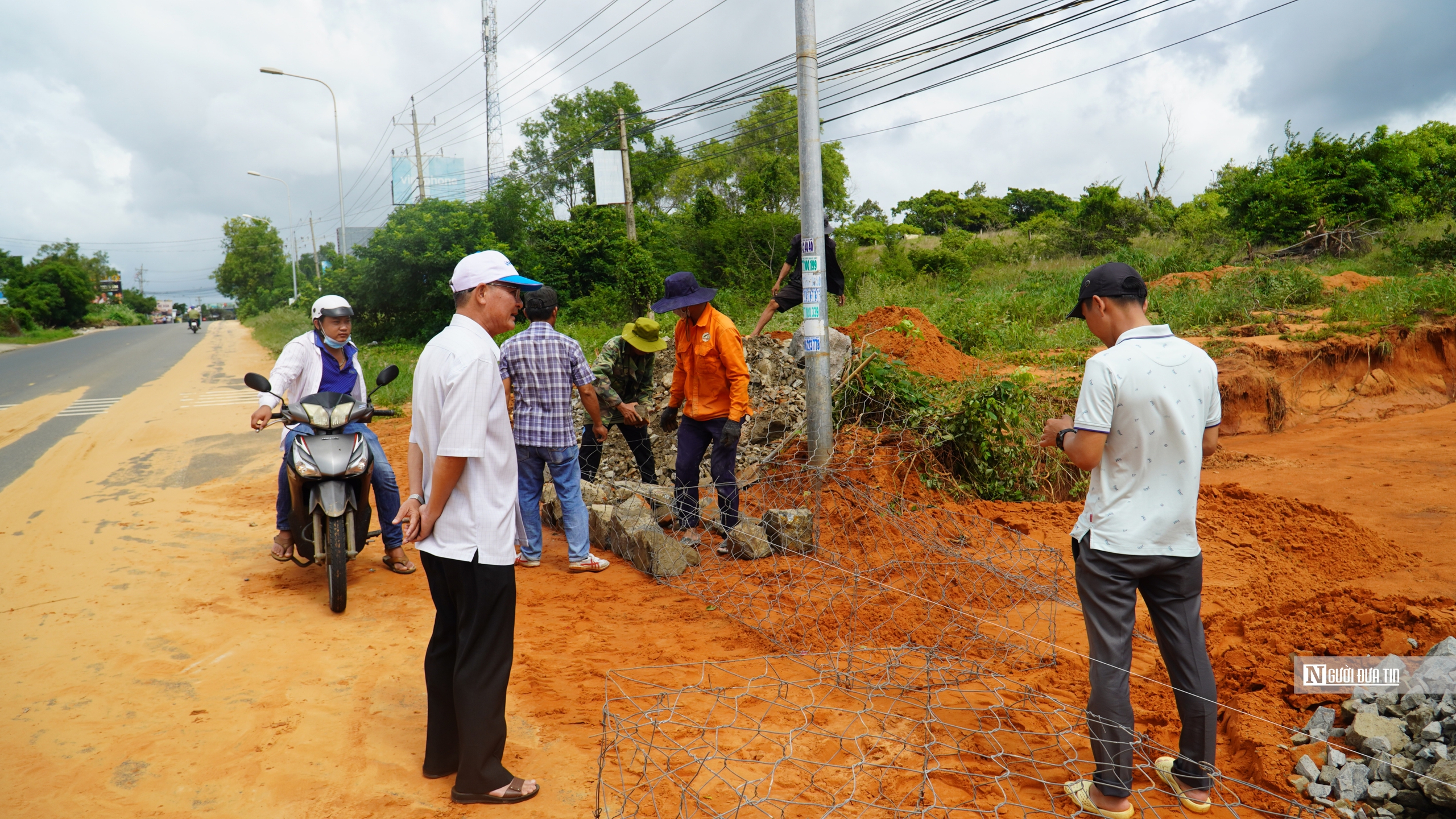 Vụ lũ cát tràn xuống đường 3 ngày liên tiếp ở Bình Thuận: Dùng rọ đá tạm thời để ngăn dòng chảy- Ảnh 1.