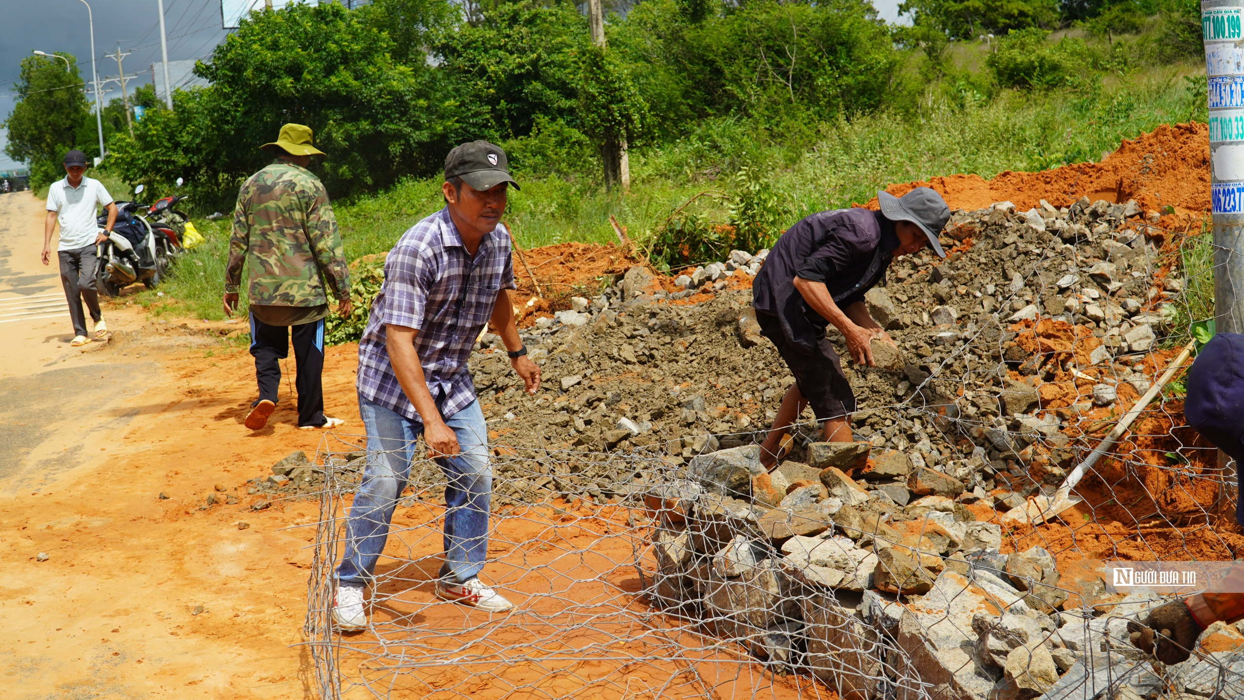 Vụ lũ cát tràn xuống đường 3 ngày liên tiếp ở Bình Thuận: Dùng rọ đá tạm thời để ngăn dòng chảy- Ảnh 4.