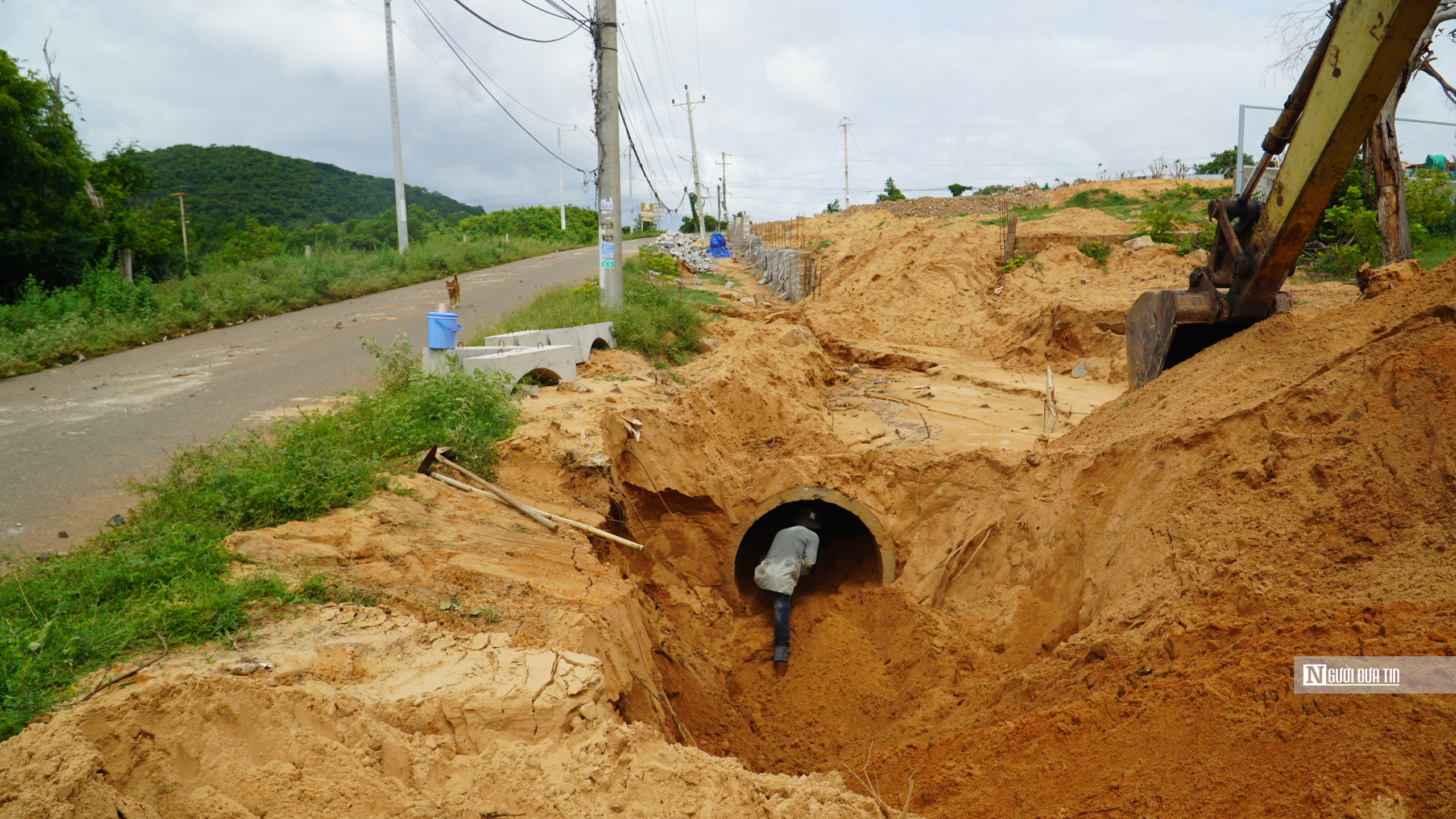 Vụ lũ cát tràn xuống đường 3 ngày liên tiếp ở Bình Thuận: Dùng rọ đá tạm thời để ngăn dòng chảy- Ảnh 6.