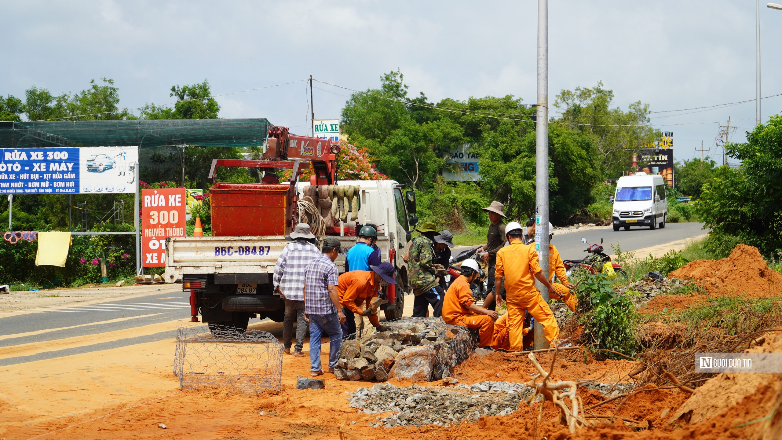 Vụ lũ cát tràn xuống đường 3 ngày liên tiếp ở Bình Thuận: Dùng rọ đá tạm thời để ngăn dòng chảy- Ảnh 5.