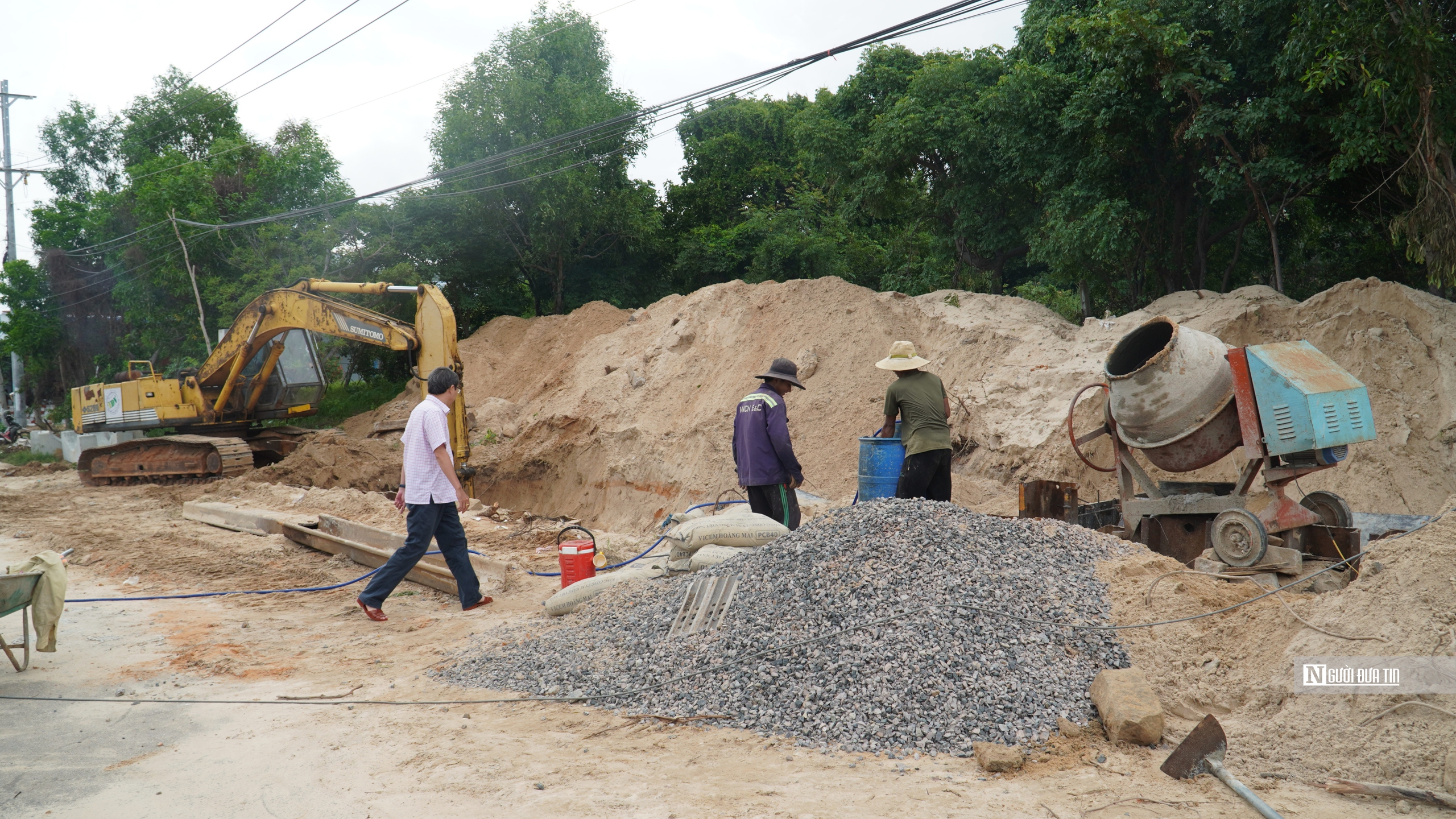 Vụ lũ cát tràn xuống đường 3 ngày liên tiếp ở Bình Thuận: Dùng rọ đá tạm thời để ngăn dòng chảy- Ảnh 7.