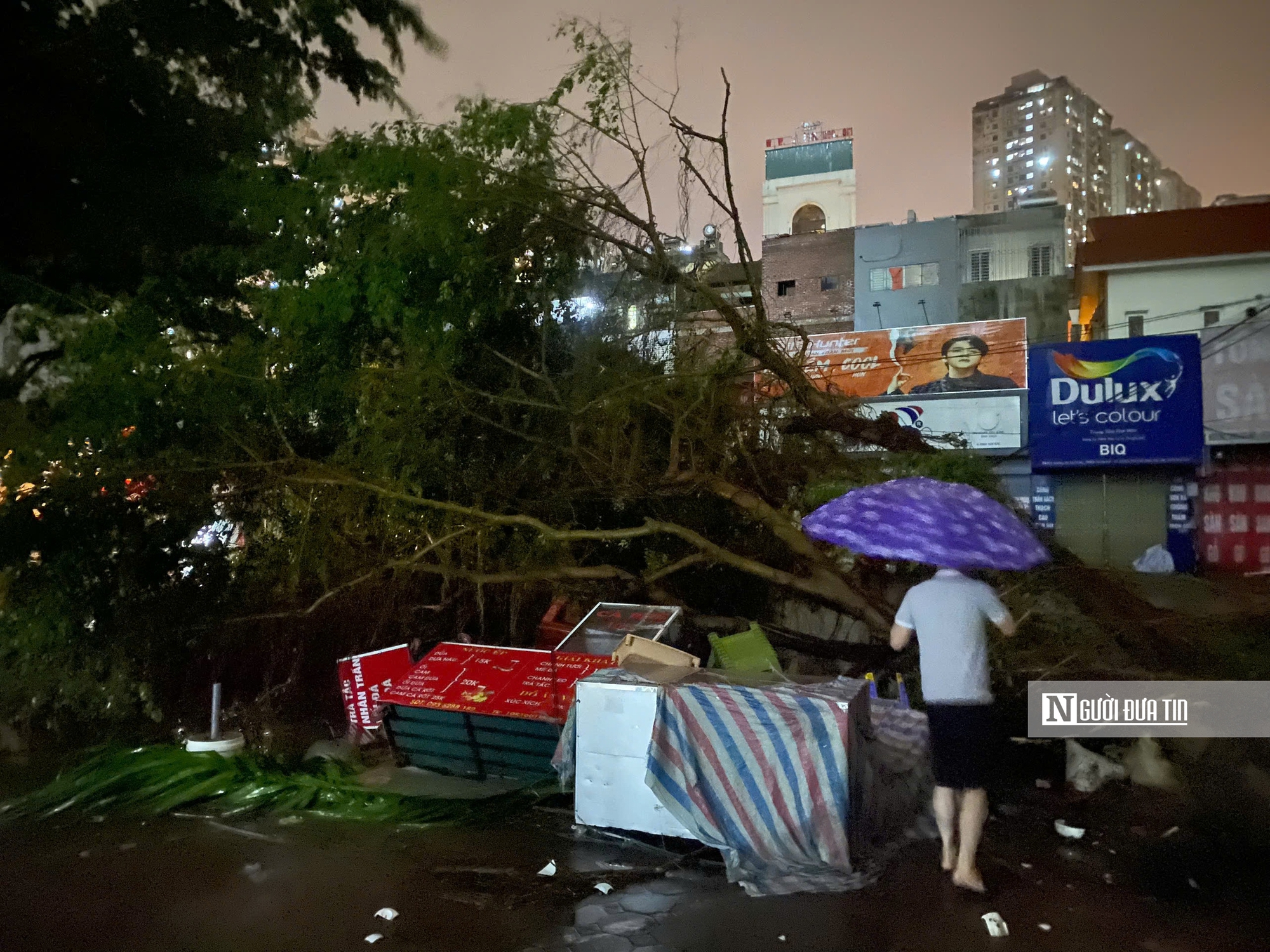 Hà Nội đã có một đêm "vật lộn" kinh hoàng với bão số 3- Ảnh 7.