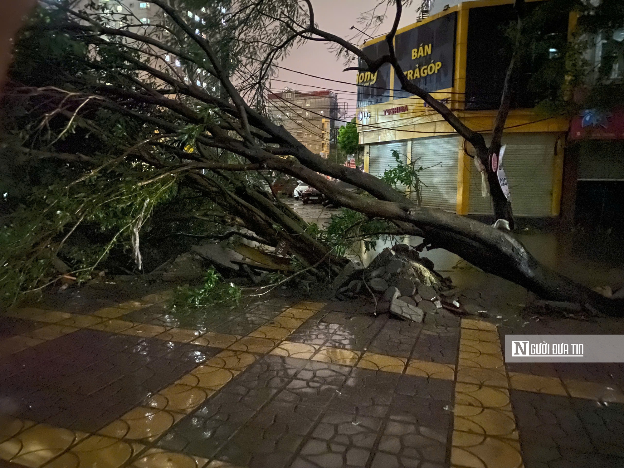 Hà Nội đã có một đêm "vật lộn" kinh hoàng với bão số 3- Ảnh 8.