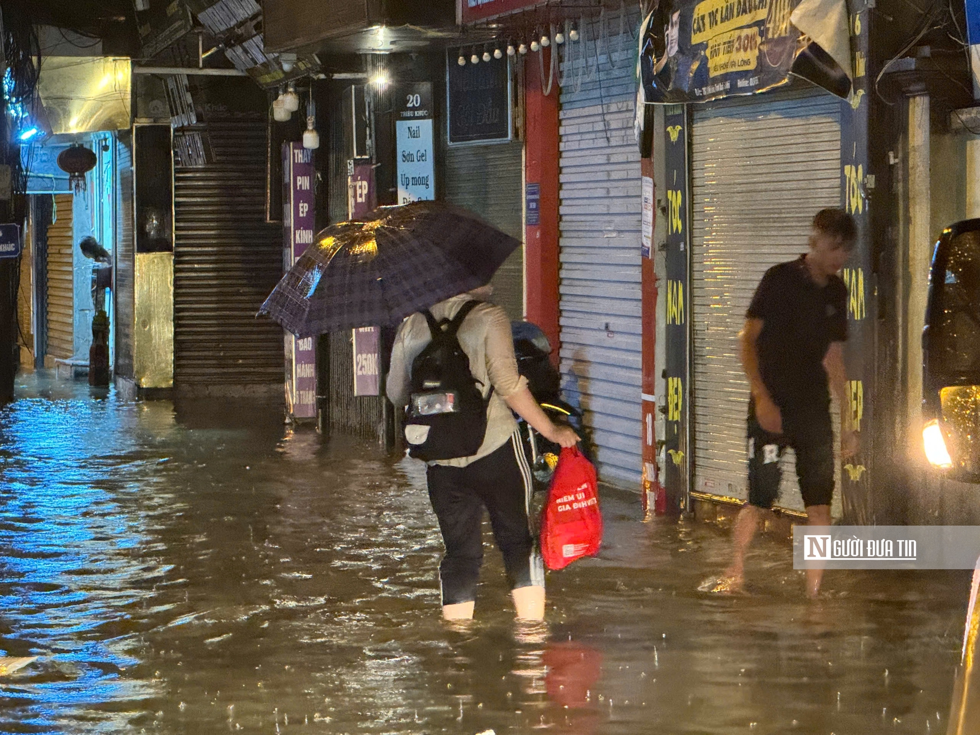 Hà Nội đã có một đêm "vật lộn" kinh hoàng với bão số 3- Ảnh 15.