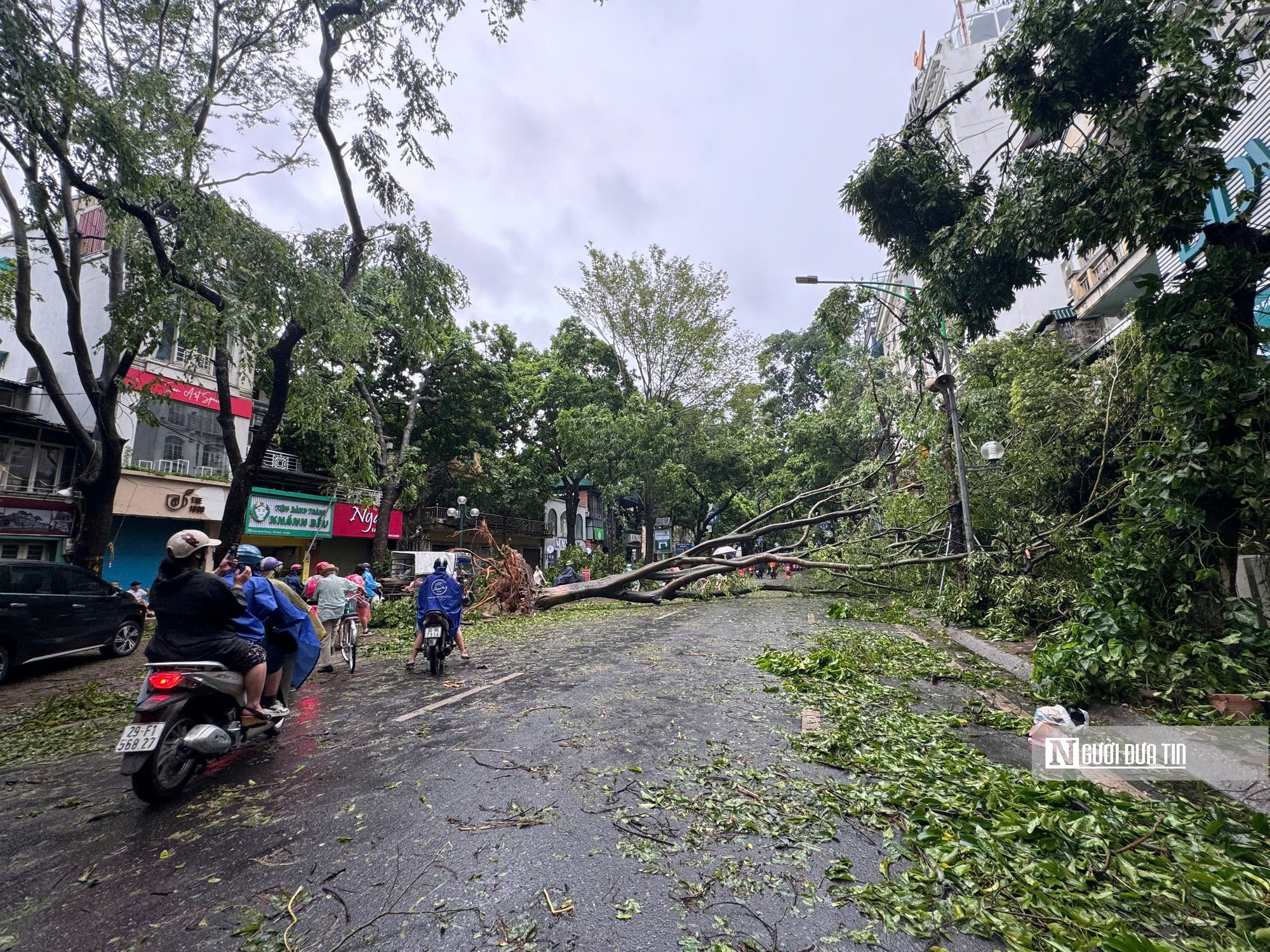 Đường phố tan hoang, Hà Nội tất bật dọn dẹp sau bão- Ảnh 12.