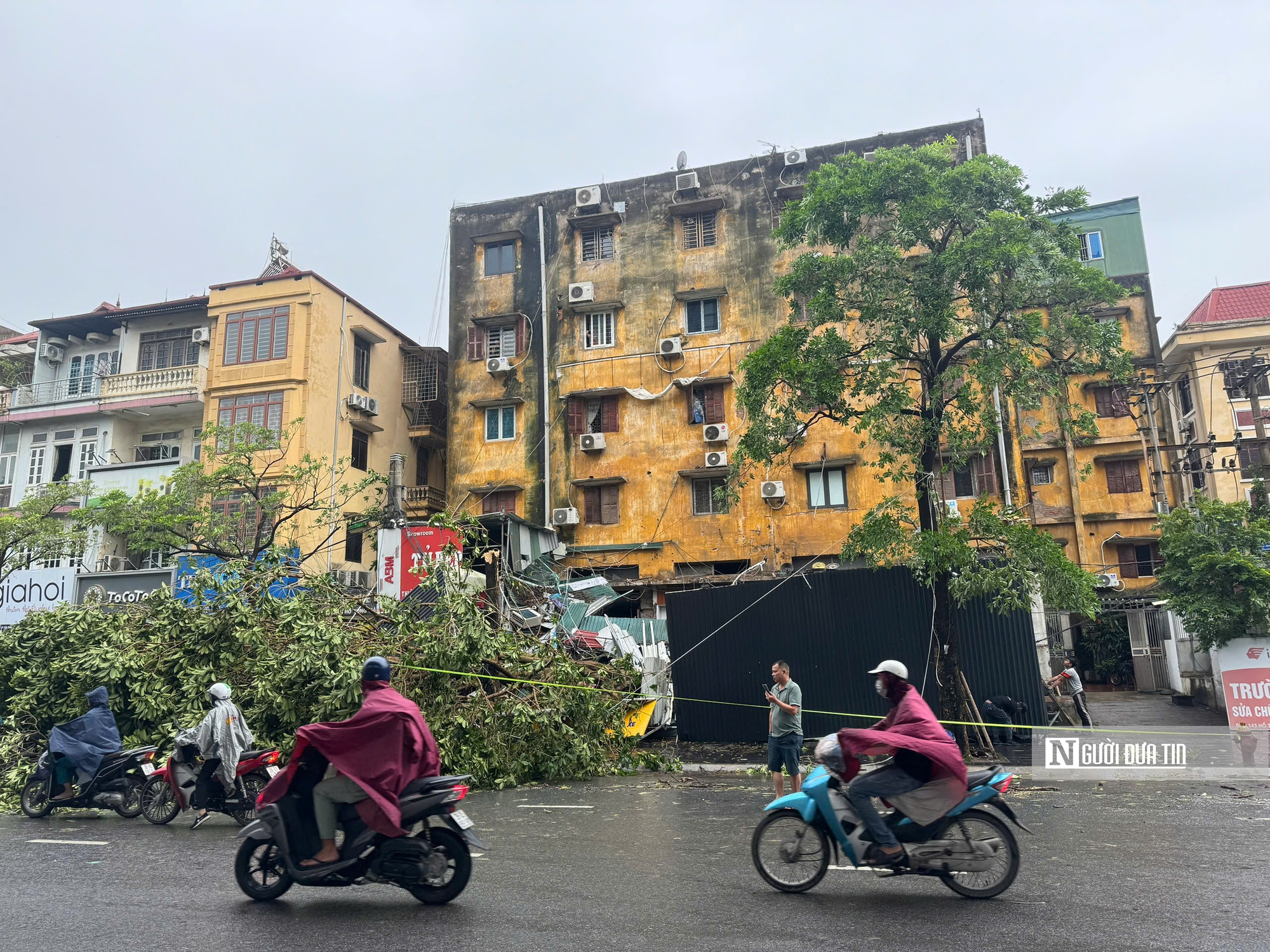 Đường phố tan hoang, Hà Nội tất bật dọn dẹp sau bão- Ảnh 16.